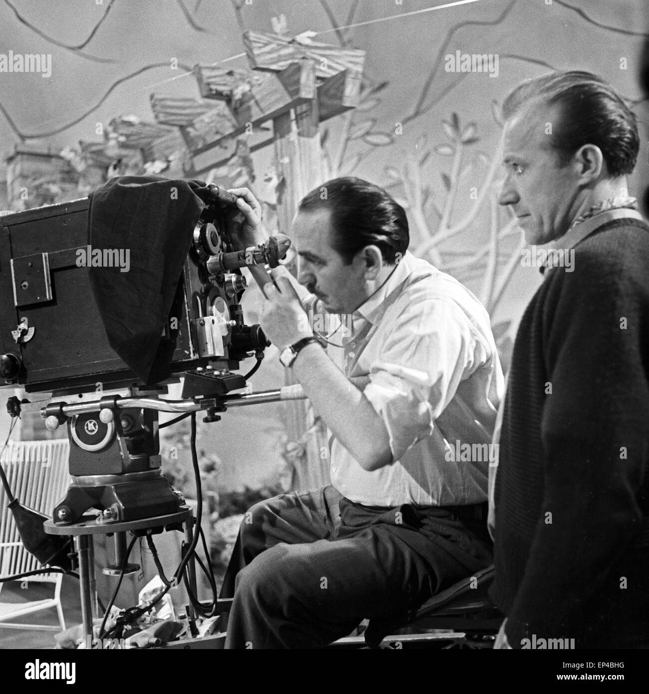 Das Filmteam bei Dreharbeiten zum Film 'So ein Millionär hat's schwer', Regisseur Geza von Cziffra (rechts) und Kameramann Walte Stock Photo