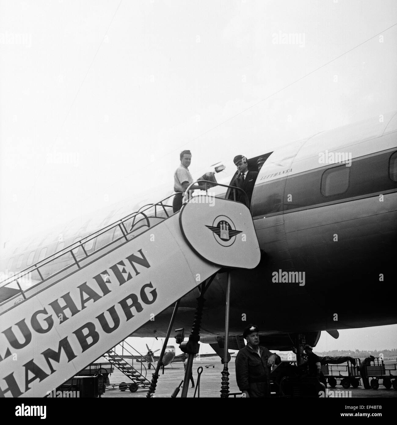 Die Tagesschau bekommt aktuelles Filmmaterial per Lufthansa auf dem Flughafen Hamburg, Germany 1950s. German news show 'Tagessch Stock Photo