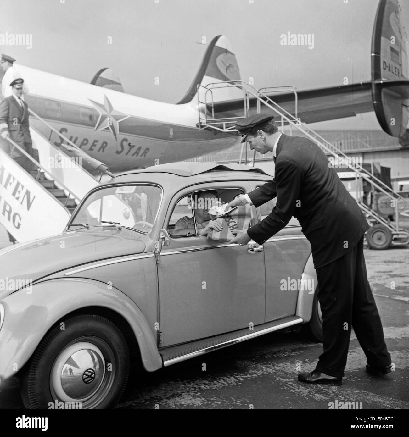 Ein VW Käfer als Botenwagen für die Tagesschau am Flughafen Hamburg, Deutschland 1950er Jahre. A Volkswagen beetle as messaging Stock Photo