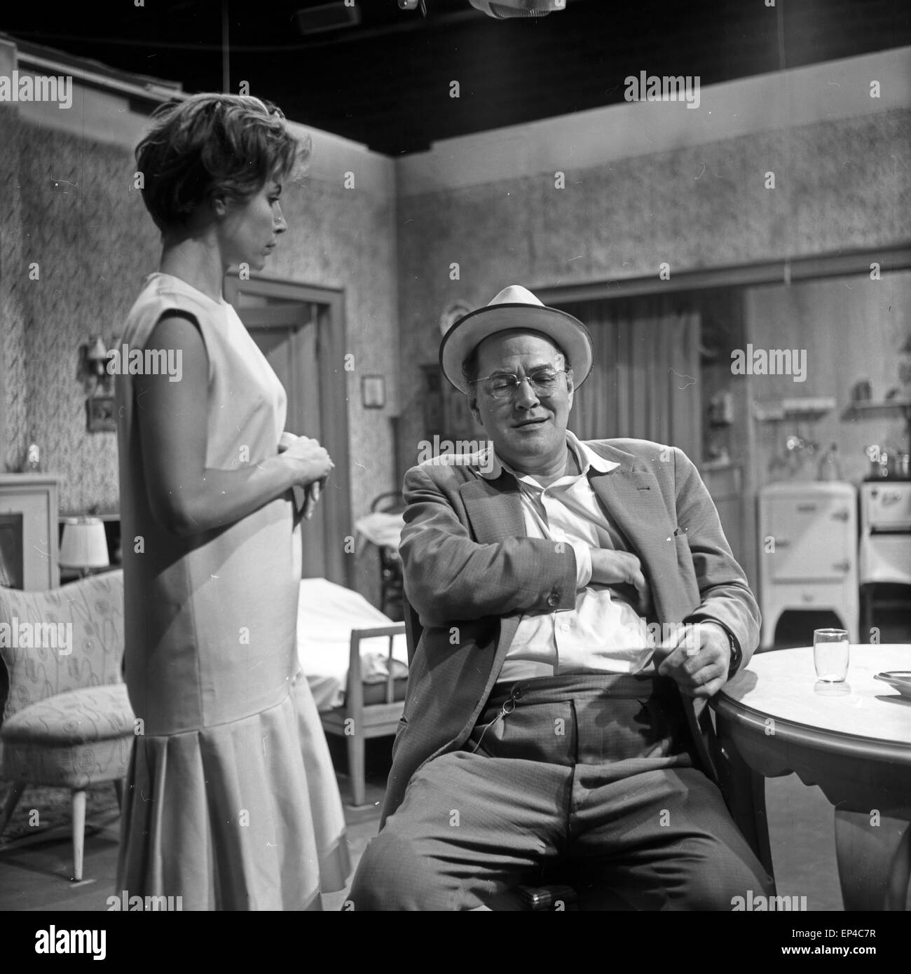 Die Beklagte, Deutschland 1958, Fernsehfilm, Regie: John Olden, Darsteller: Sonja Ziemann, Heinz Klevenow Stock Photo