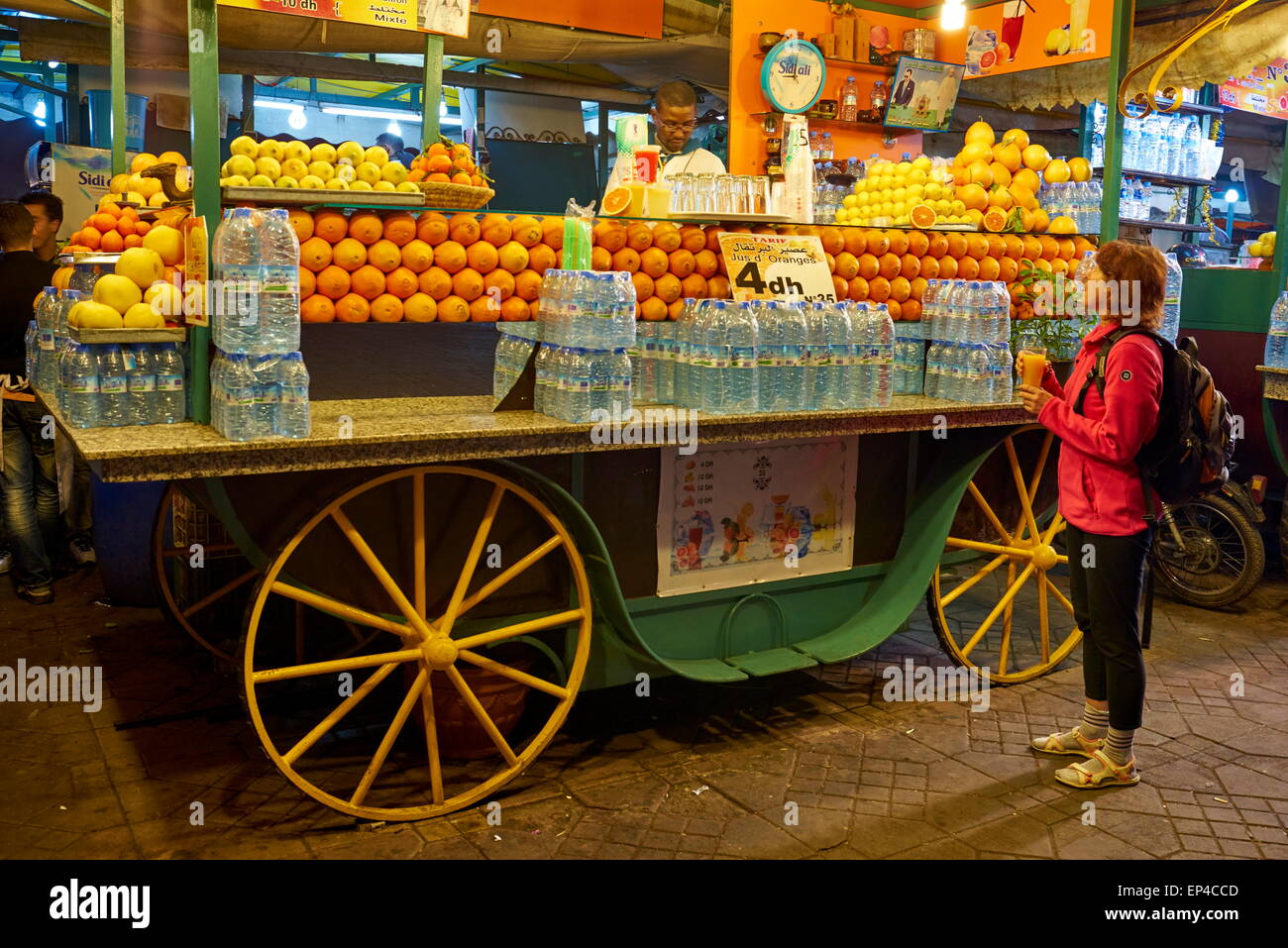 Orange Juice seller at the nightly bazaar and food stalls at the Jamaa el Fna, Marrakesh Medina. Morocco Stock Photo