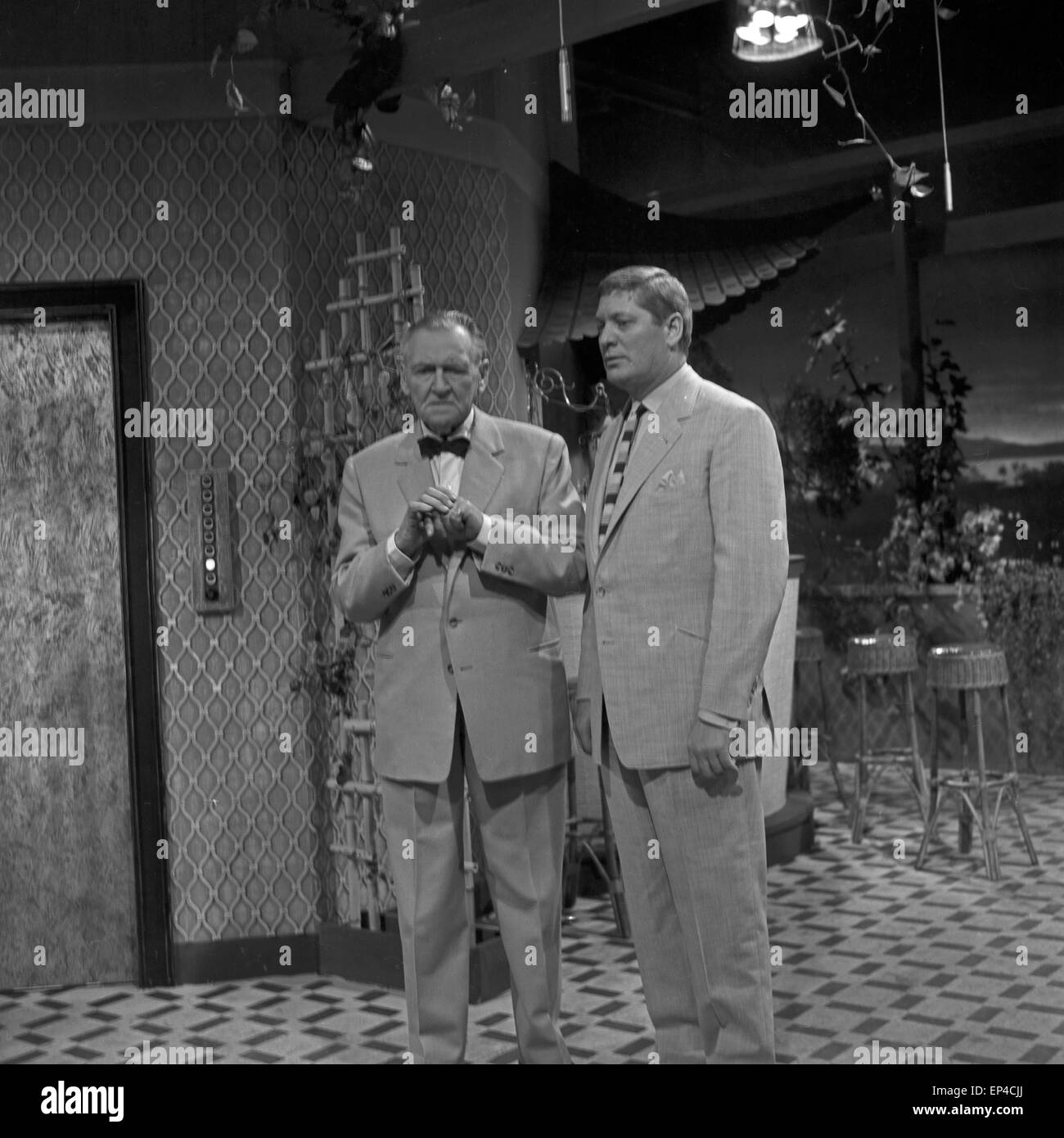 Begegnung in Singapur, Deutschland 1958, Fernsehfilm, Regie: Gustav Burmester, Darsteller: Ernst Stahl Nachbaur (links) Stock Photo