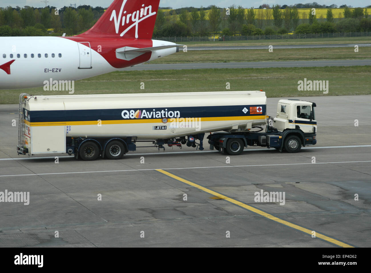 Q8 AVIATION FUEL TANKER EDINBURGH AIRPORT Stock Photo