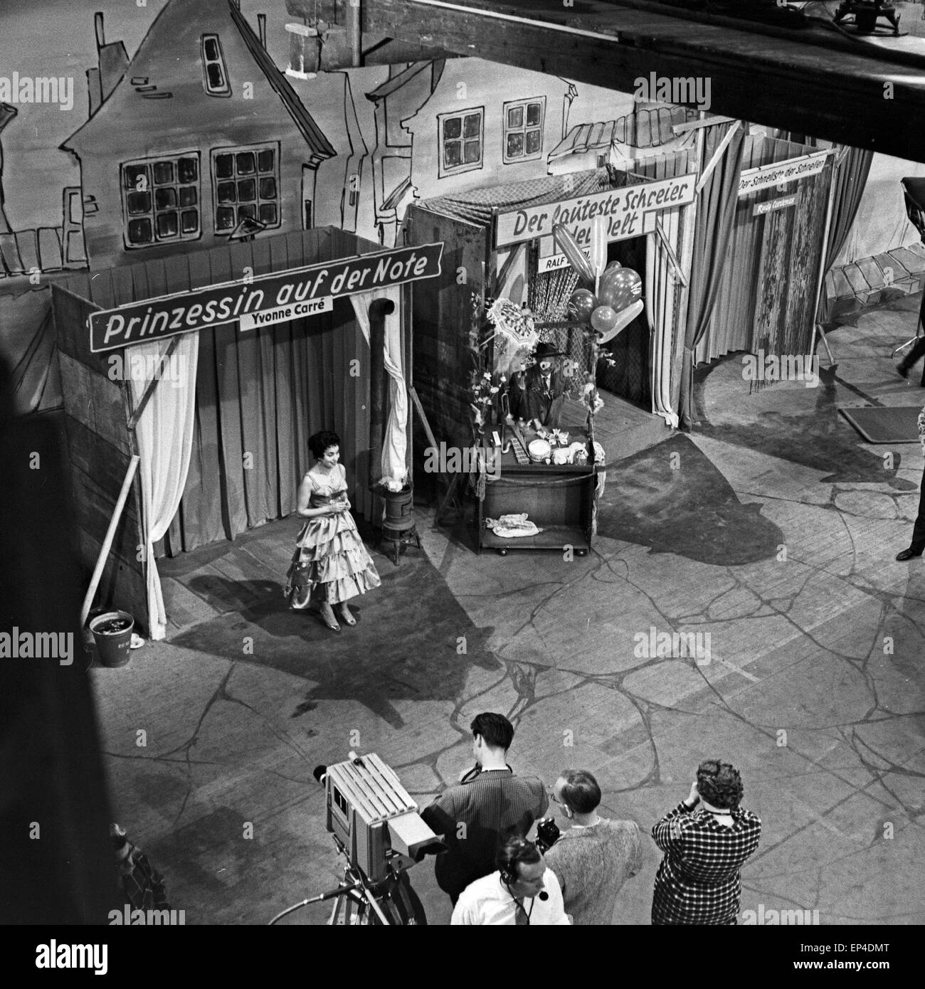 Die Stationen der Sänger Yvonne Carre, Ralf Bendix und Rudy Cudenos in der NDR Musiksendung 'Melodie der Welt', Deutschland 1950 Stock Photo