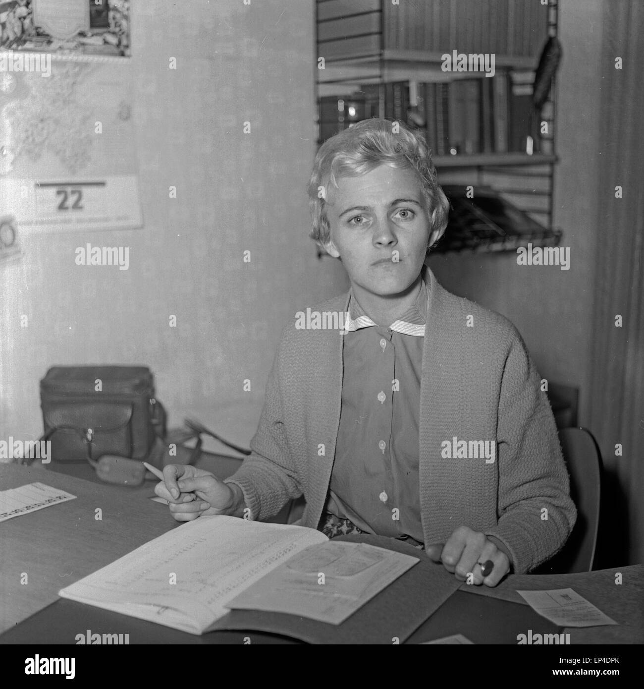 Eine NDR Mitarbeiterin an ihrem Schreibtisch in ihrem Büro in Hamburg, Deutschland 1950er Jahre. A NDR staff member on her desk Stock Photo