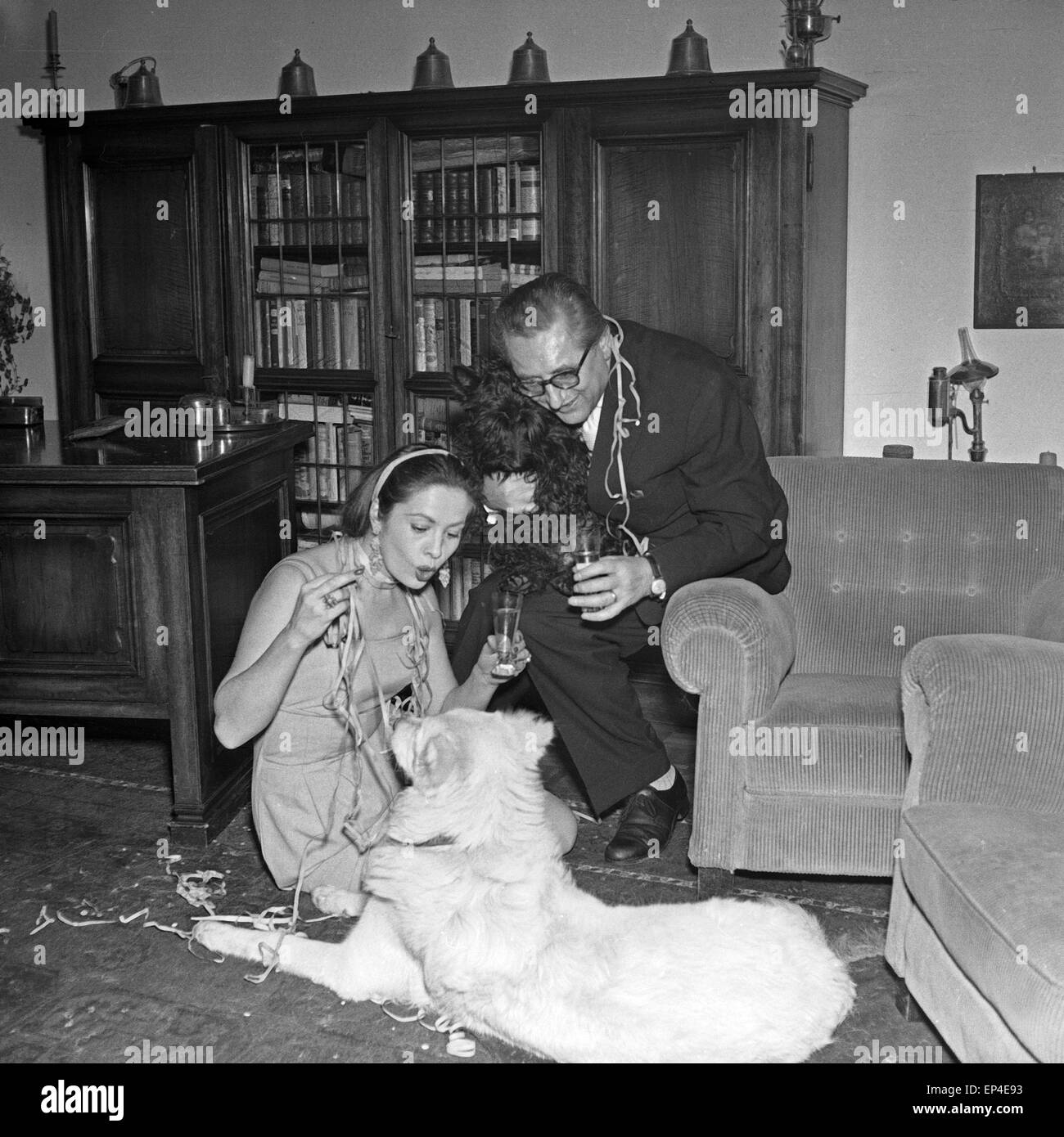 Deutsche Schauspielerin Katharina Mayberg mit ihrem Mann Alf Teichs und ihrem Hund bei einem Glas Sekt, Deutschland 1950er J Stock Photo