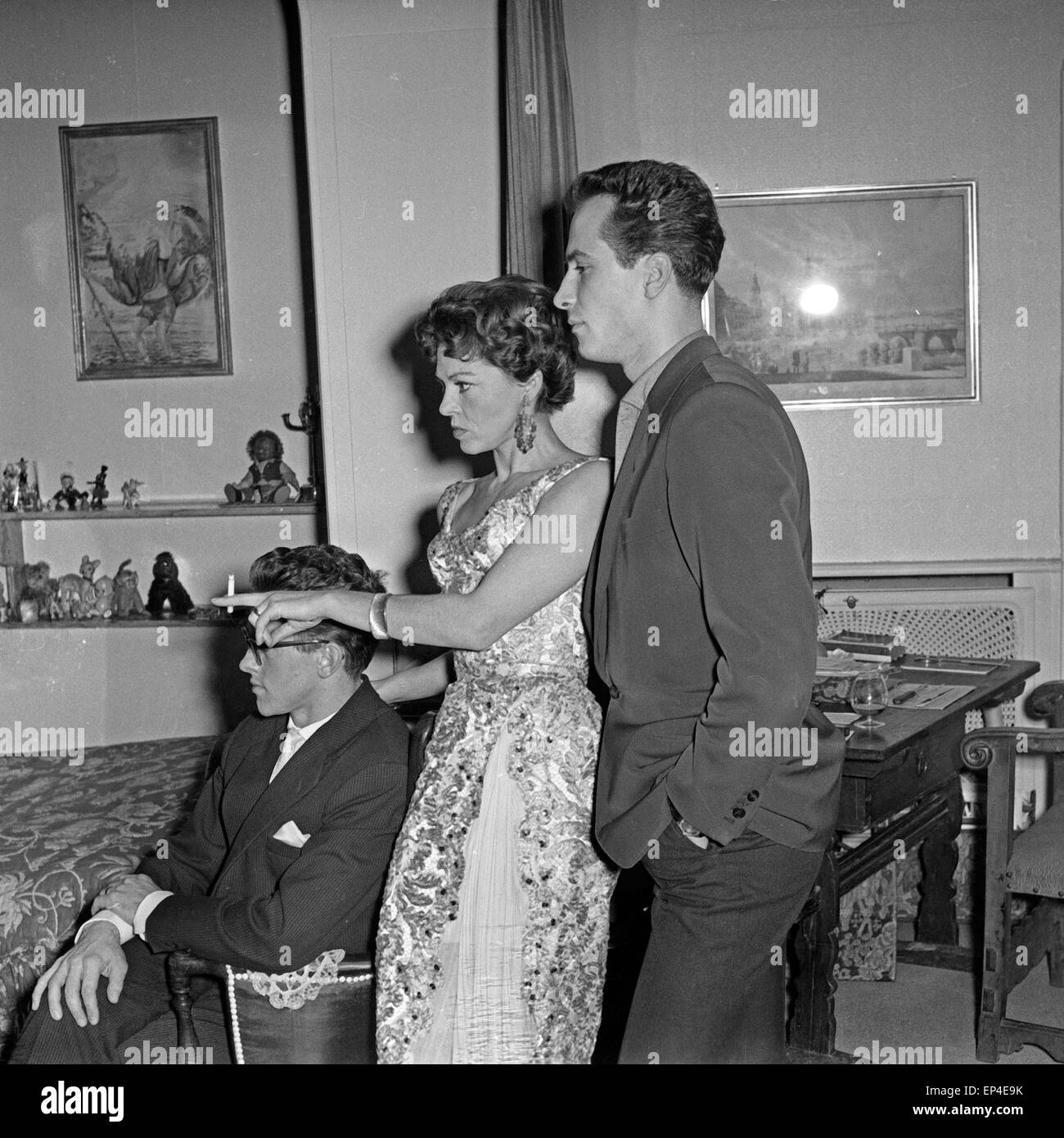 Deutsche Schauspielerin und Tänzerin Maria Litto und ihr Mann Heinz Schmiedel feiern Silvester, Deutschland 1950er Jahre. Ge Stock Photo