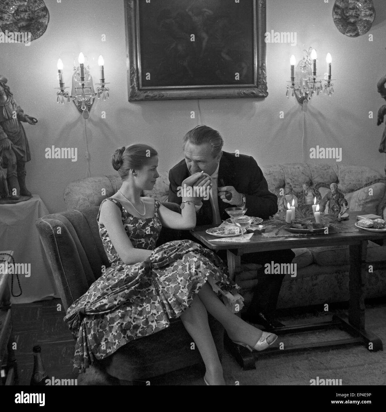 Deutscher Schauspieler Herbert A. E. Böhme und Ingrid Steen feiern Silvester, Deutschland 1950er Jahre. German actor Herbert Stock Photo