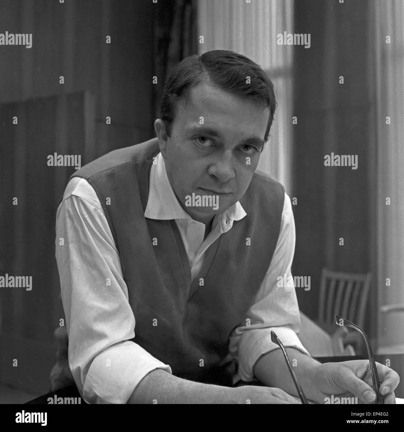 Deutscher Schauspieler und Synchronsprecher Wolfgang Kieling, Deutschland 1950er Jahre. German (dubbing) actor Wolfgang Kieli Stock Photo