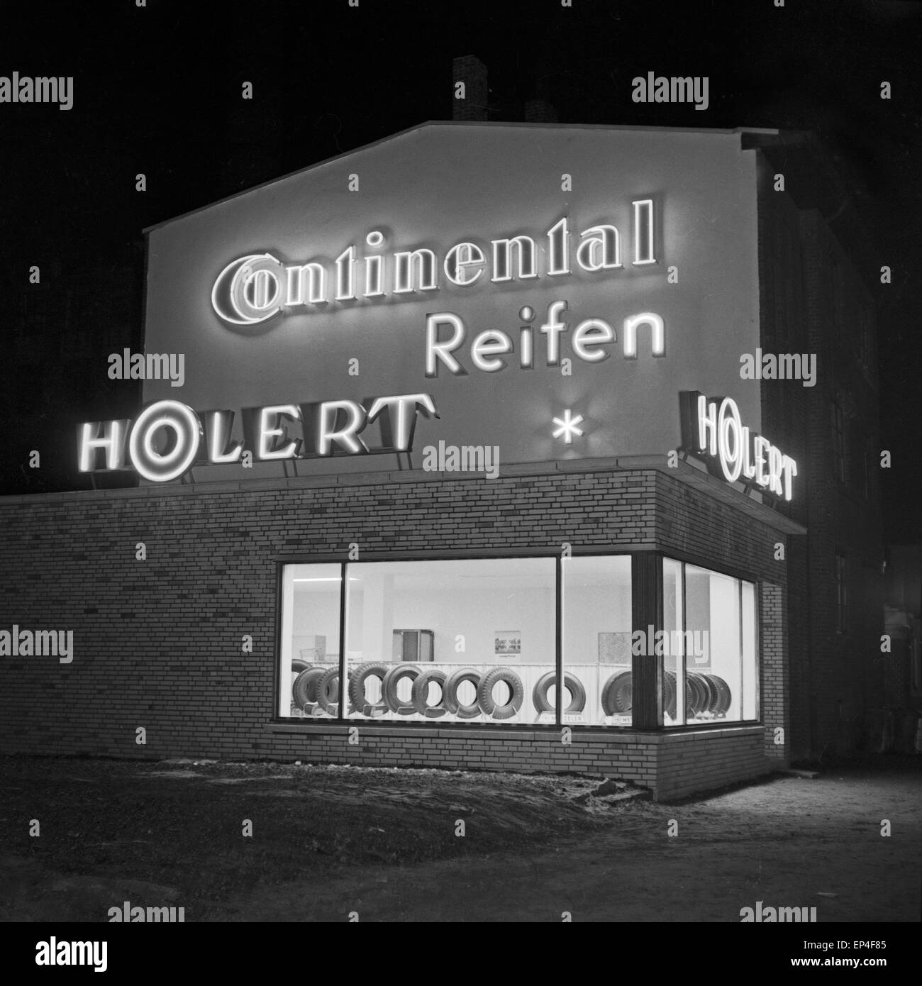 Reifenhandlung Holert mit Continental Leuchtreklame in Lüneburg,  Deutschland 1960er Jahre. Holert'S tire dealership with Con Stock Photo -  Alamy