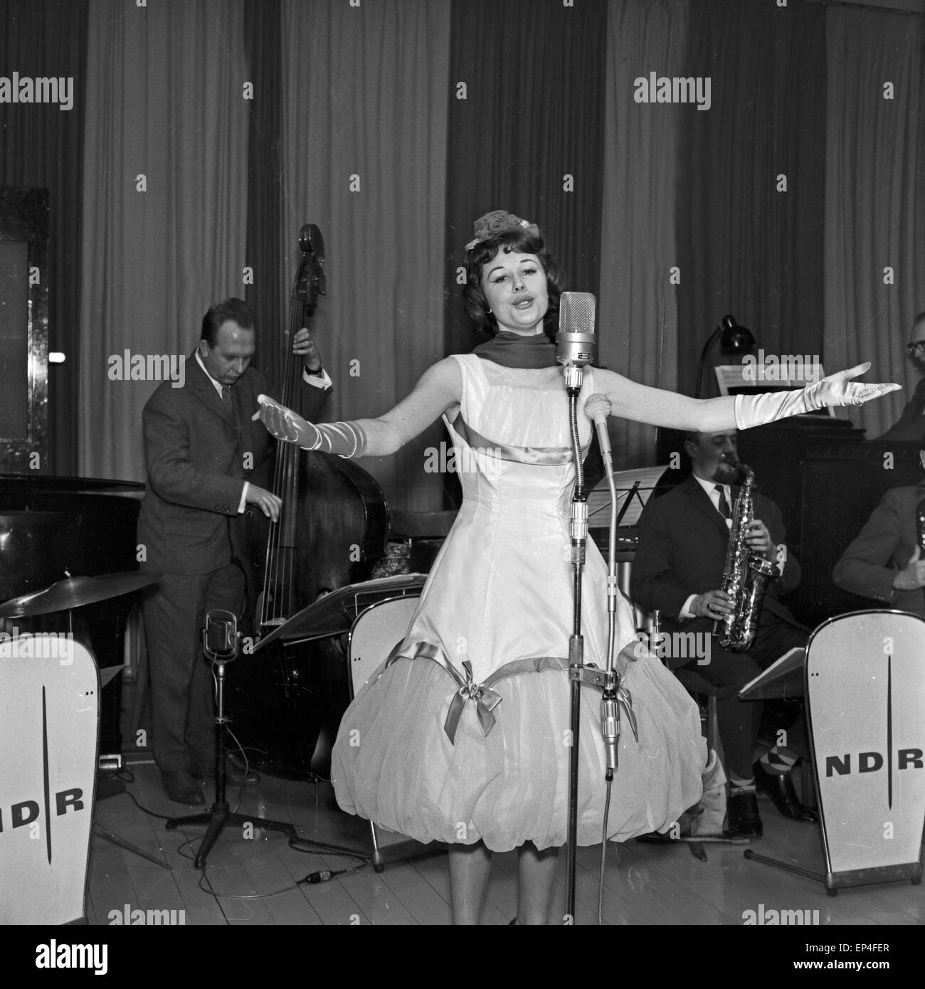 Deutsche Schauspielerin und Schlagersängerin Rica Deus bei einem ...