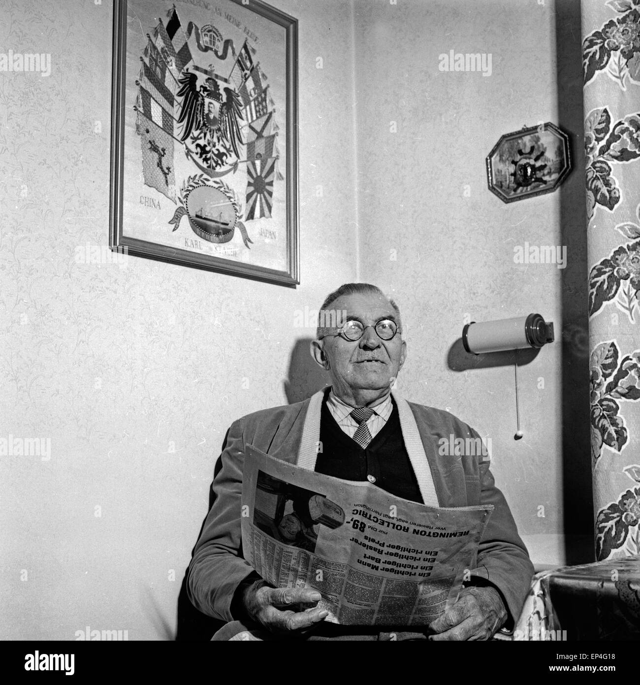 Veteran der Kaiserlich Deutschen Kriegsmarine beim Zeitunglesen in der Stiftung Seefahrtsdank in Hamburg, Deutschland 1960er Jah Stock Photo