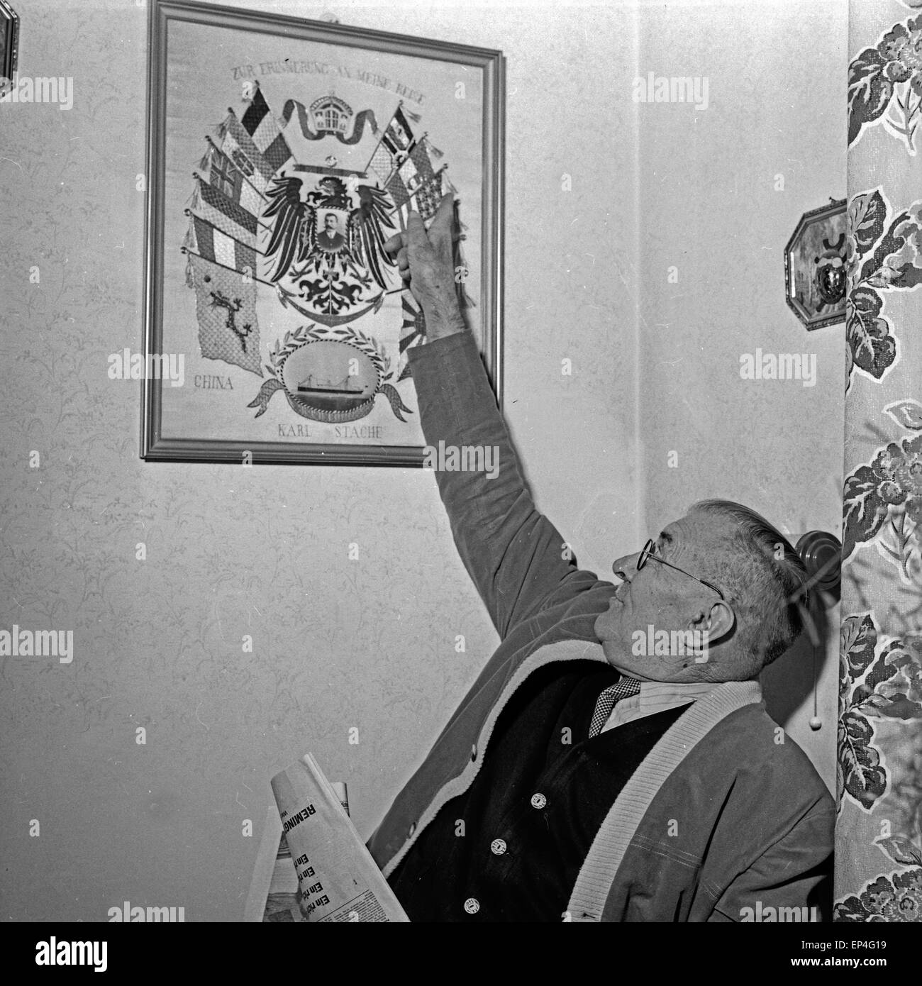 Veteran der Kaiserlich Deutschen Kriegsmarine beim Zeitunglesen in der Stiftung Seefahrtsdank in Hamburg, Deutschland 1960er Jah Stock Photo