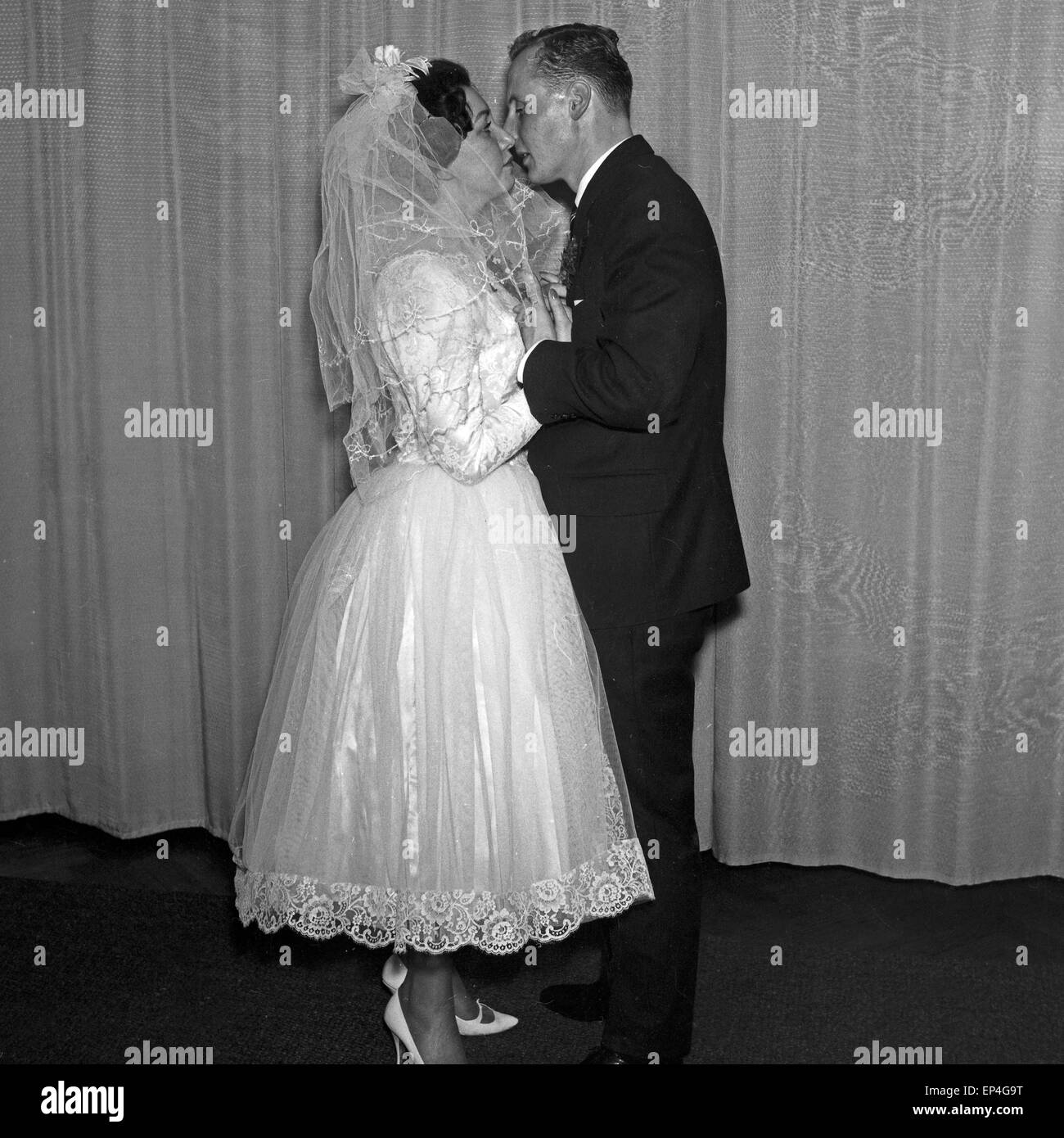 Ein Brautpaar an seinem Hochzeitstag, Deutschland 1960er Jahre. A bridal coiple on its wedding day, Germany 1960s. Stock Photo