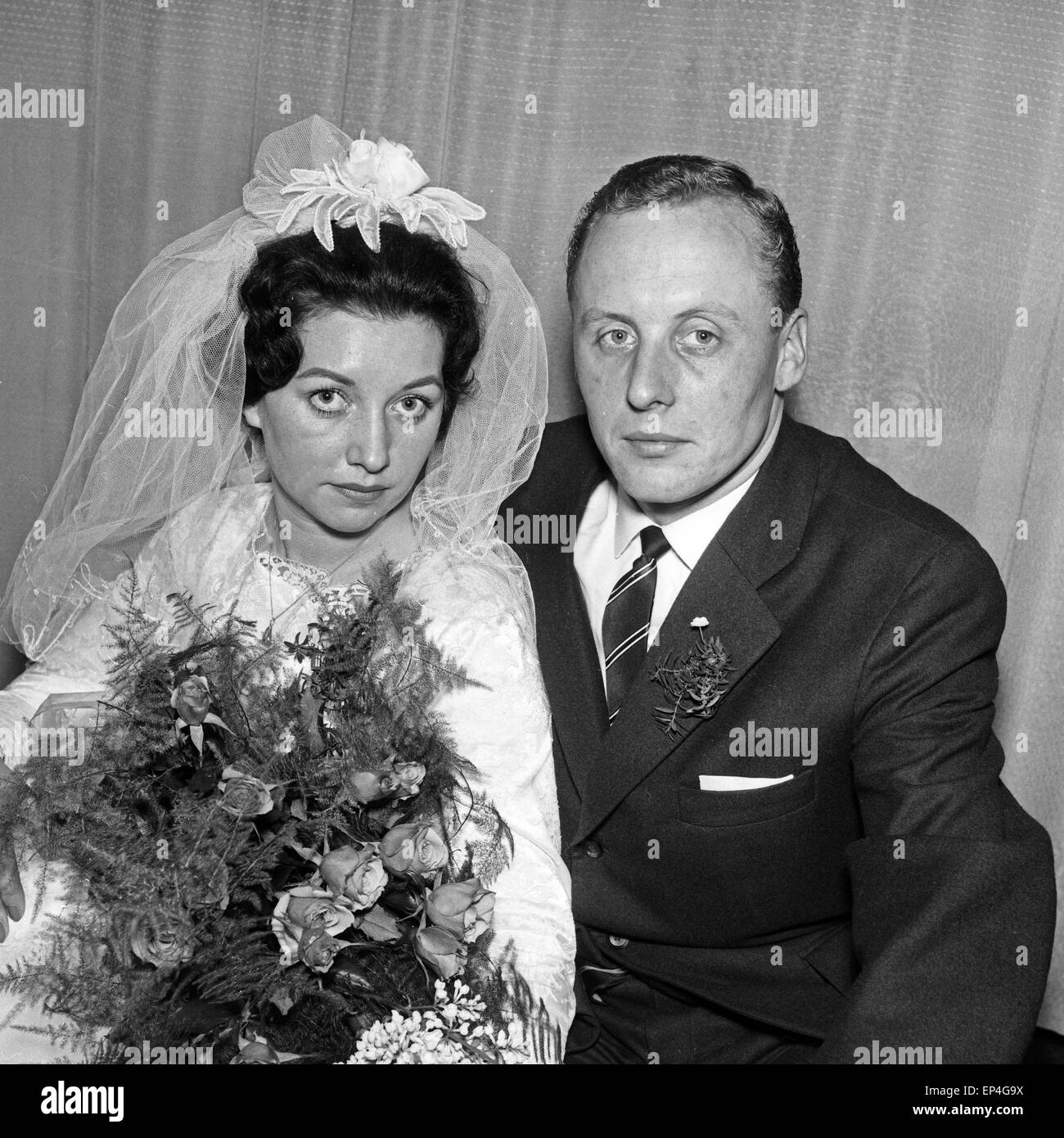 Ein Brautpaar an seinem Hochzeitstag, Deutschland 1960er Jahre. A bridal coiple on its wedding day, Germany 1960s. Stock Photo