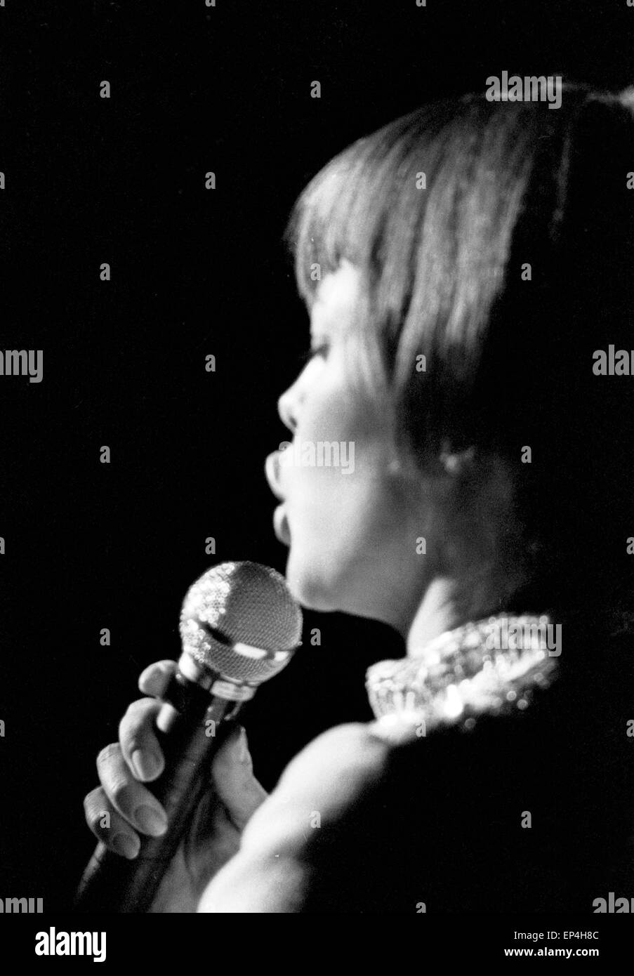 Französische Sängerin Mireille Mathieu bei einem Auftritt in Hamburg