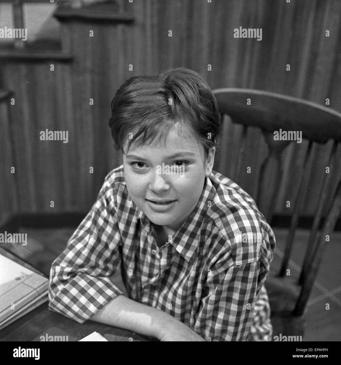 Deutsche Schauspielerin Corulda Trantow in dem Fernsehspiel 'Claudia', Deutschland 1960er Jahre. German actress Cordula Tran Stock Photo