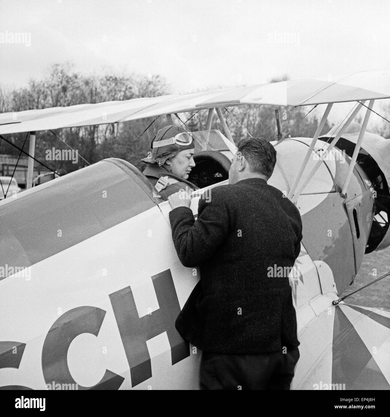 Deutscher Kunstflieger Albert Falderbaum in seinem Bücker Bü 133 Doppeldecker, Deutschland 1960er Jahre. German stunt pilot A Stock Photo