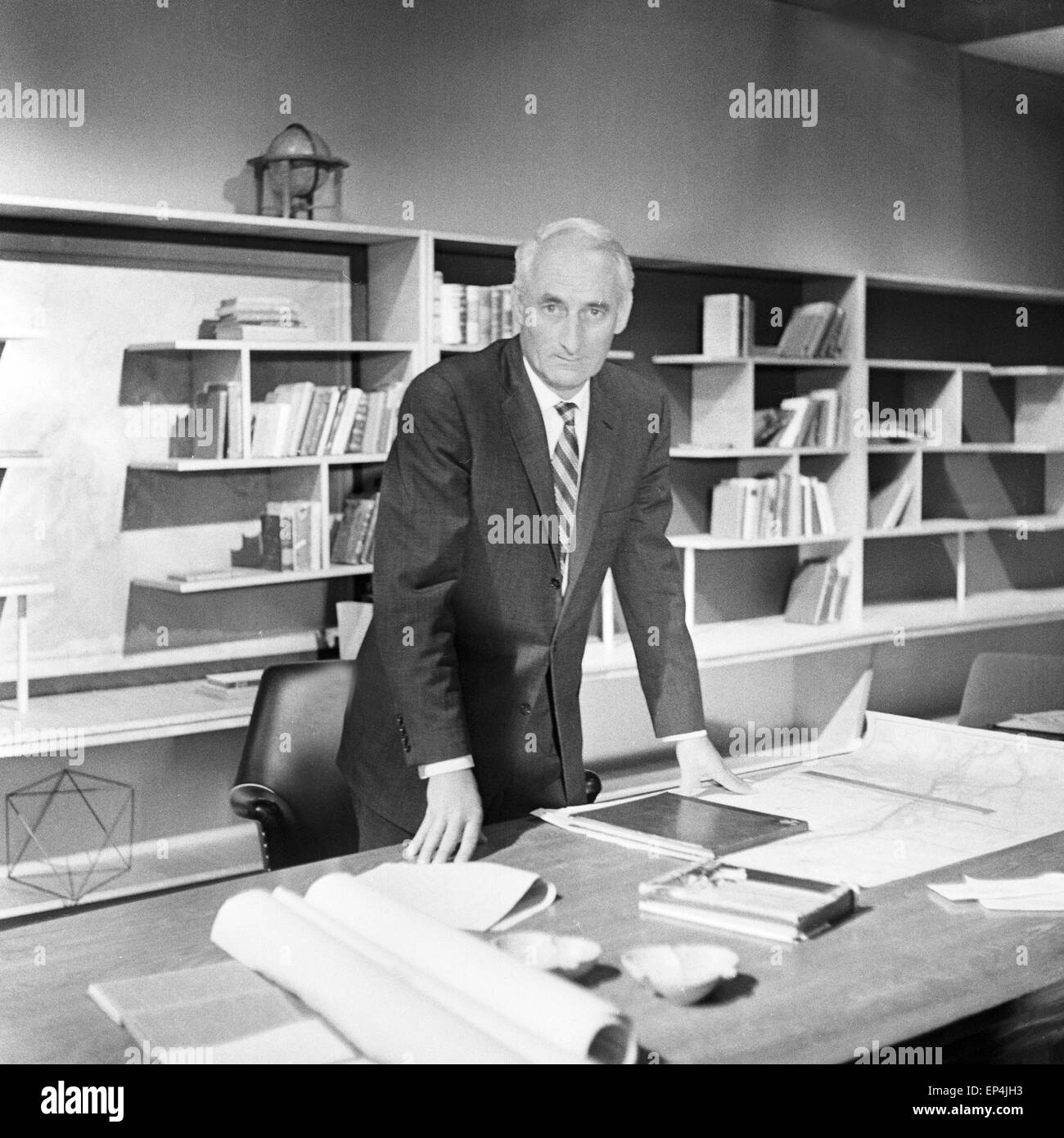 Deutscher Physiker, Schriftsteller und Fernsehmoderator Professor Heinz Haber vor einem Deutscher Physiker, Schriftsteller und Fernsehmoderator Professor Heinz Haber vor einem