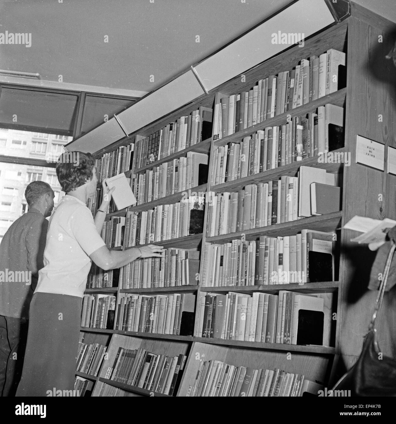 Menschen in einer Bücherei in Hamburg, Deutschland 1960er Jahre. People at a public library in Hamburg, Germany 1960s. Stock Photo