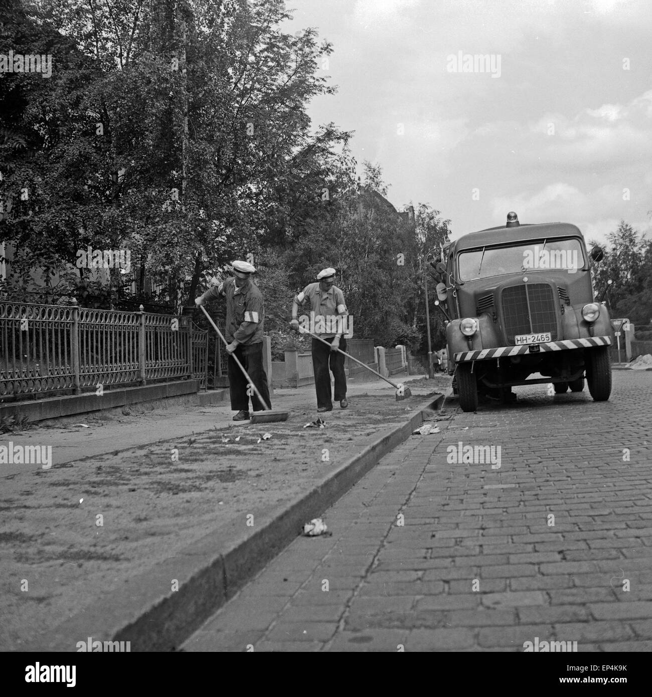 Die Männer Der Straßenreinigung Bei Ihrer Arbeit In Hamburg Deutschland 1960er Jahre Men Of 