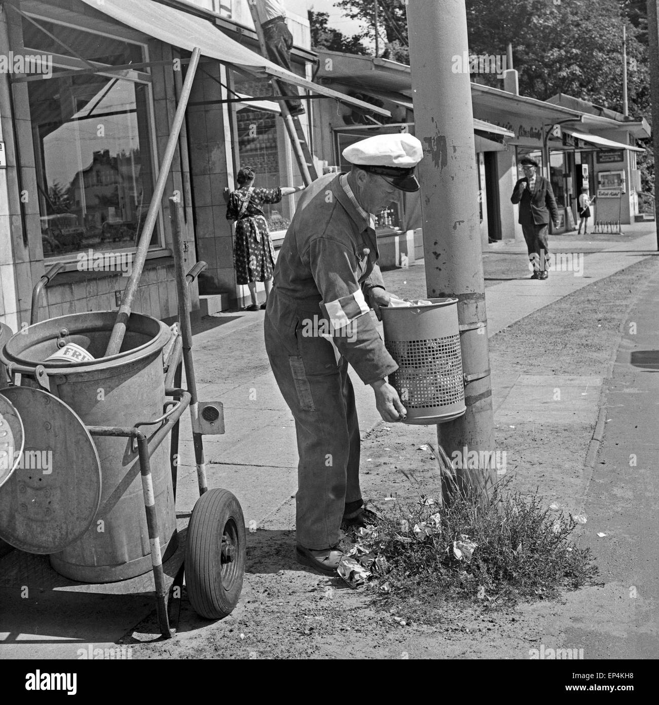 Die Männer Der Straßenreinigung Bei Ihrer Arbeit In Hamburg Deutschland 1960er Jahre Men Of 