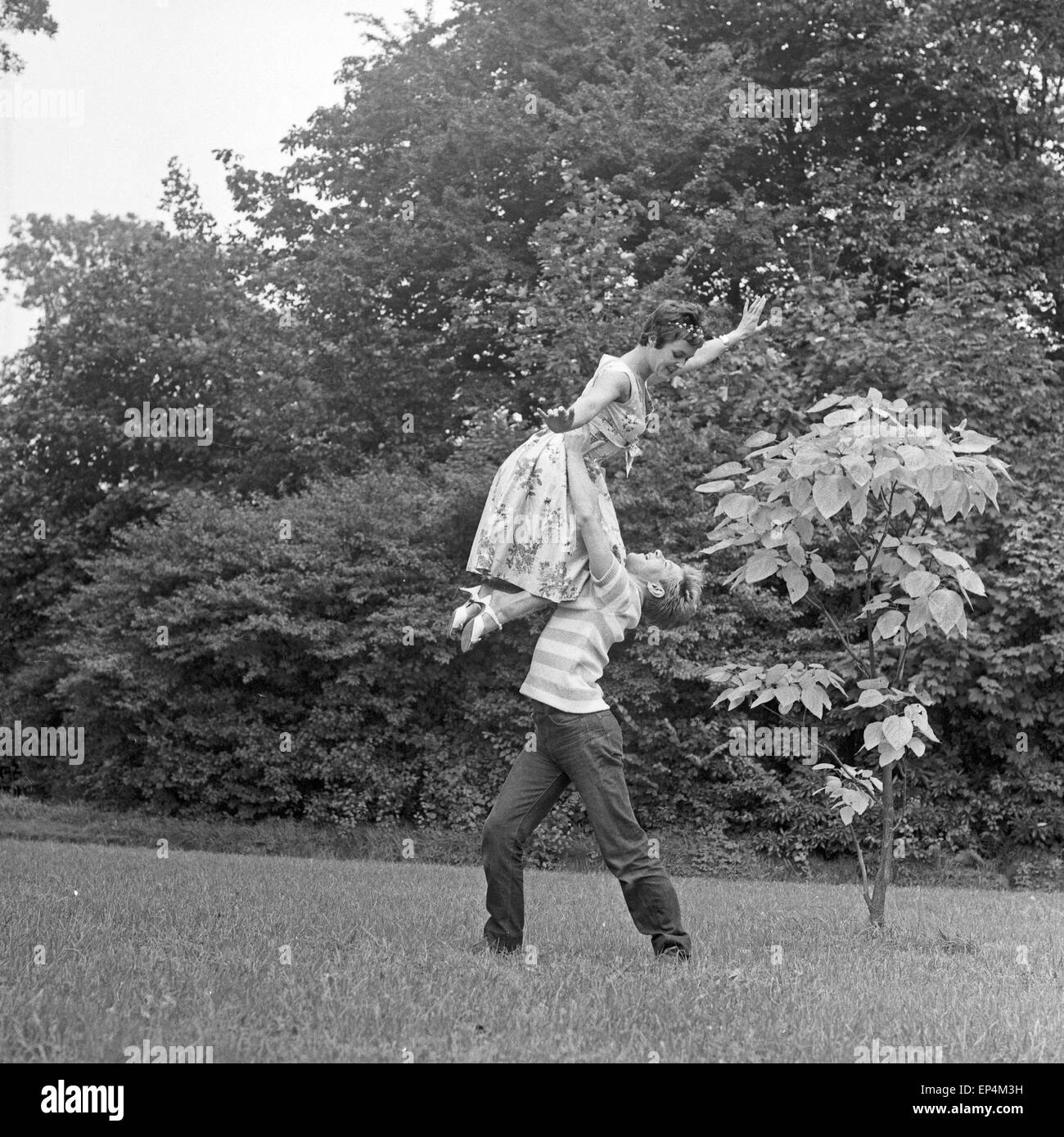 Deutscher Tänzer und Chroreograph Herbert F. Schubert in einem Park in Hamburg, Deutschland 1960er Jahre. German dancer and c Stock Photo