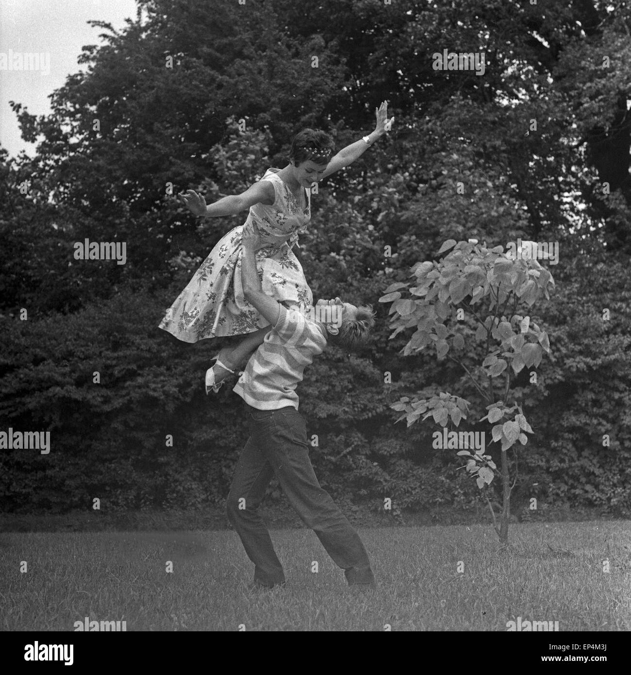 Deutscher Tänzer und Chroreograph Herbert F. Schubert in einem Park in Hamburg, Deutschland 1960er Jahre. German dancer and c Stock Photo