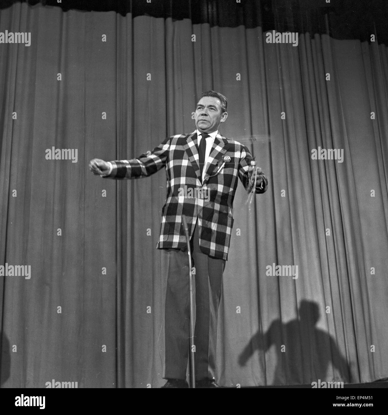 Deutscher Showmaster und Entertainer Peter Frankenfeld auf der Bühne