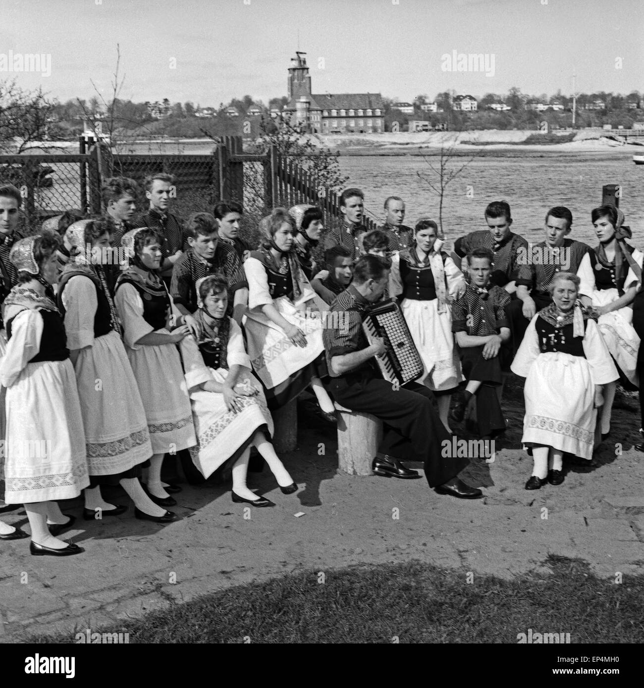 Mitglieder eines Speeldeel pflegen Trachten und Traditionen im Oldenburgischen, Deutschland 1960er Jahre. Members of a Speeldeel Stock Photo