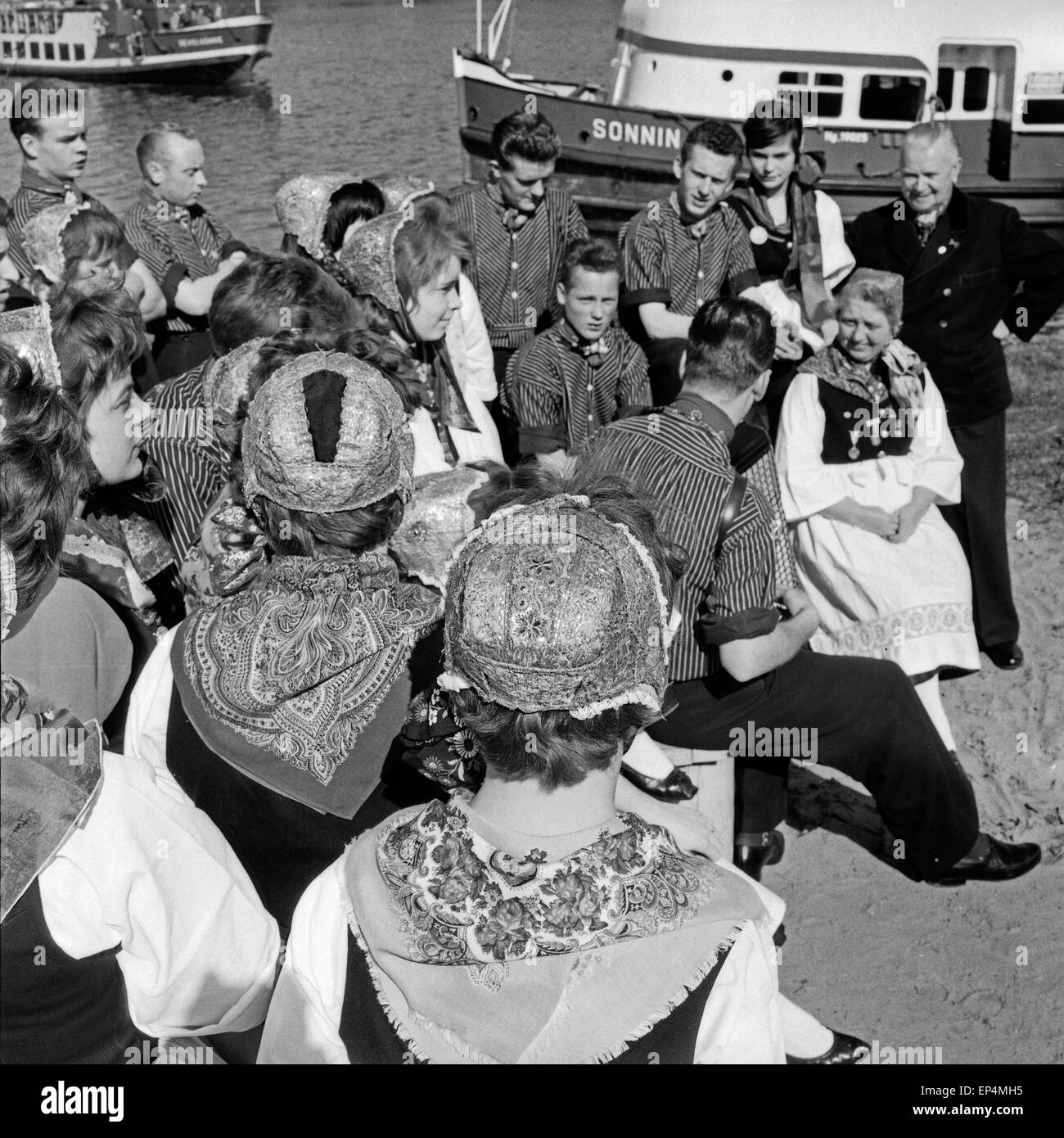 Mitglieder eines Speeldeel pflegen Trachten und Traditionen im Oldenburgischen, Deutschland 1960er Jahre. Members of a Speeldeel Stock Photo