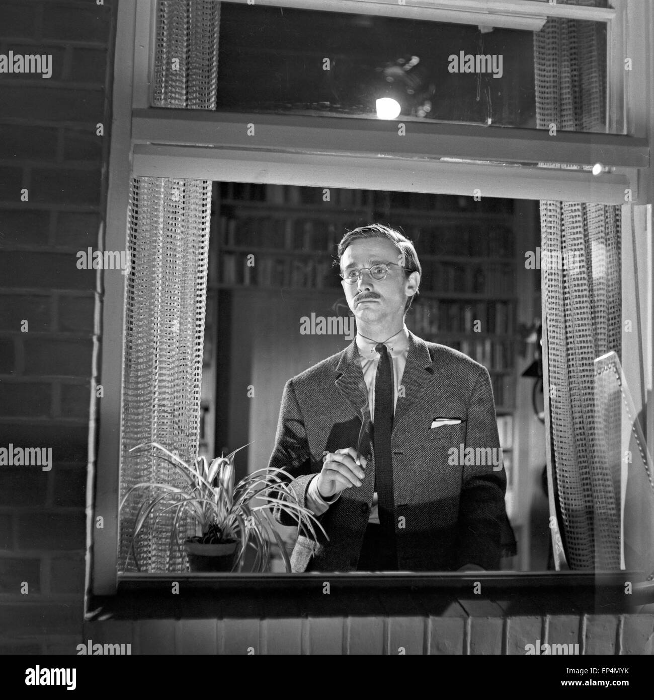 Schau heimwärts, Engel, Deutschland 1961, Fernsehspiel, Regie: John Olden, Darsteller: Helmut Oeser (??) Stock Photo