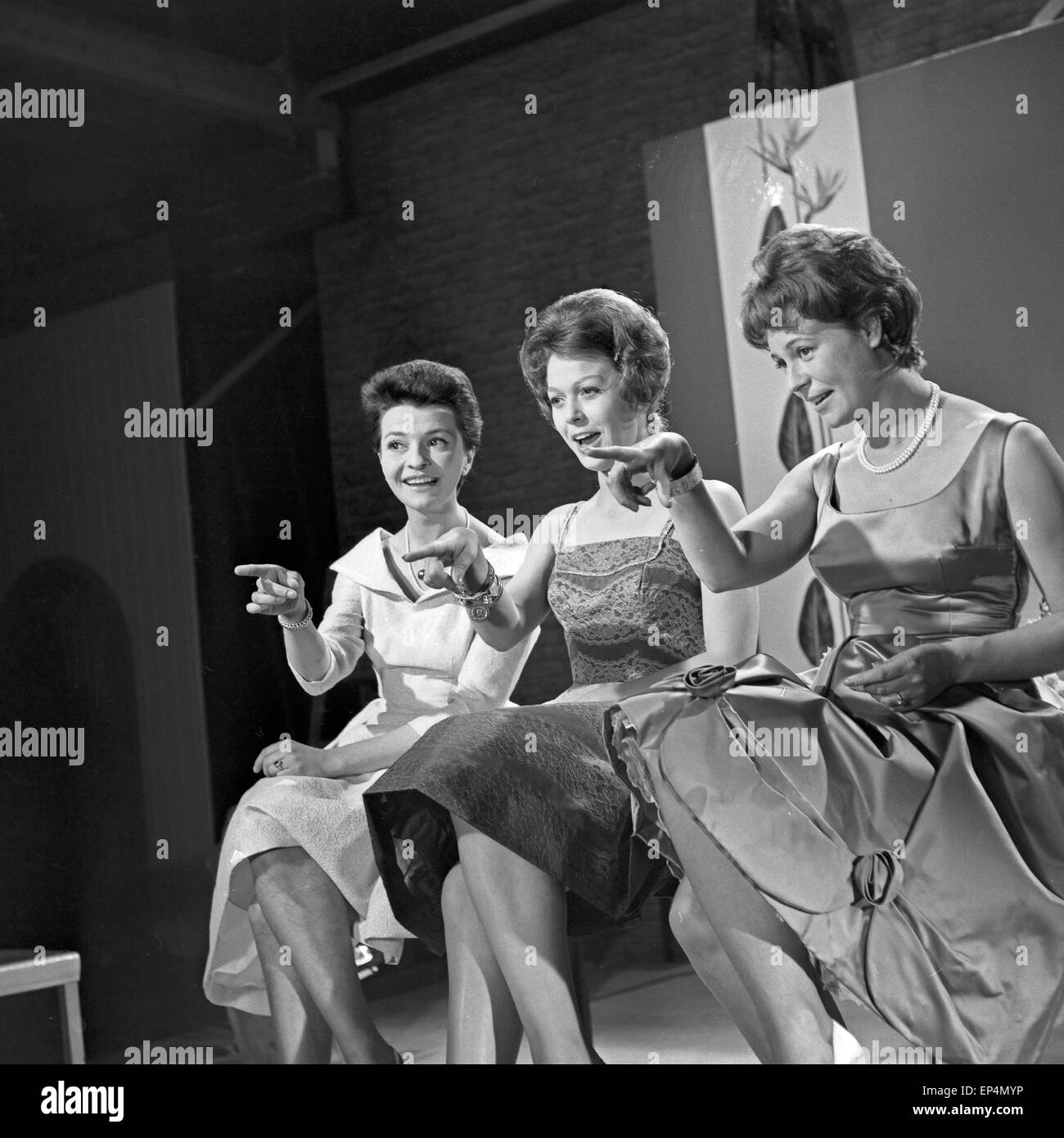 6. Ausspielung Deutscher Fernsehlotterie 'Ein Platz an der Sonne' mit der Ansagerin Irene Koss (links), Deutschland 1960 Stock Photo