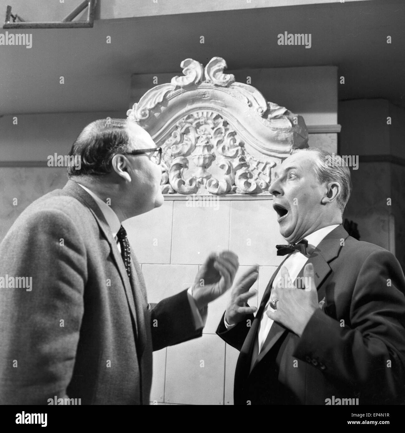 Beiden Humoristen Heinz Erhardt und Erich Fiedler nehmen einen Schnaps, Deutschland 1960er Jahre. German comedians Heinz Erh Stock Photo