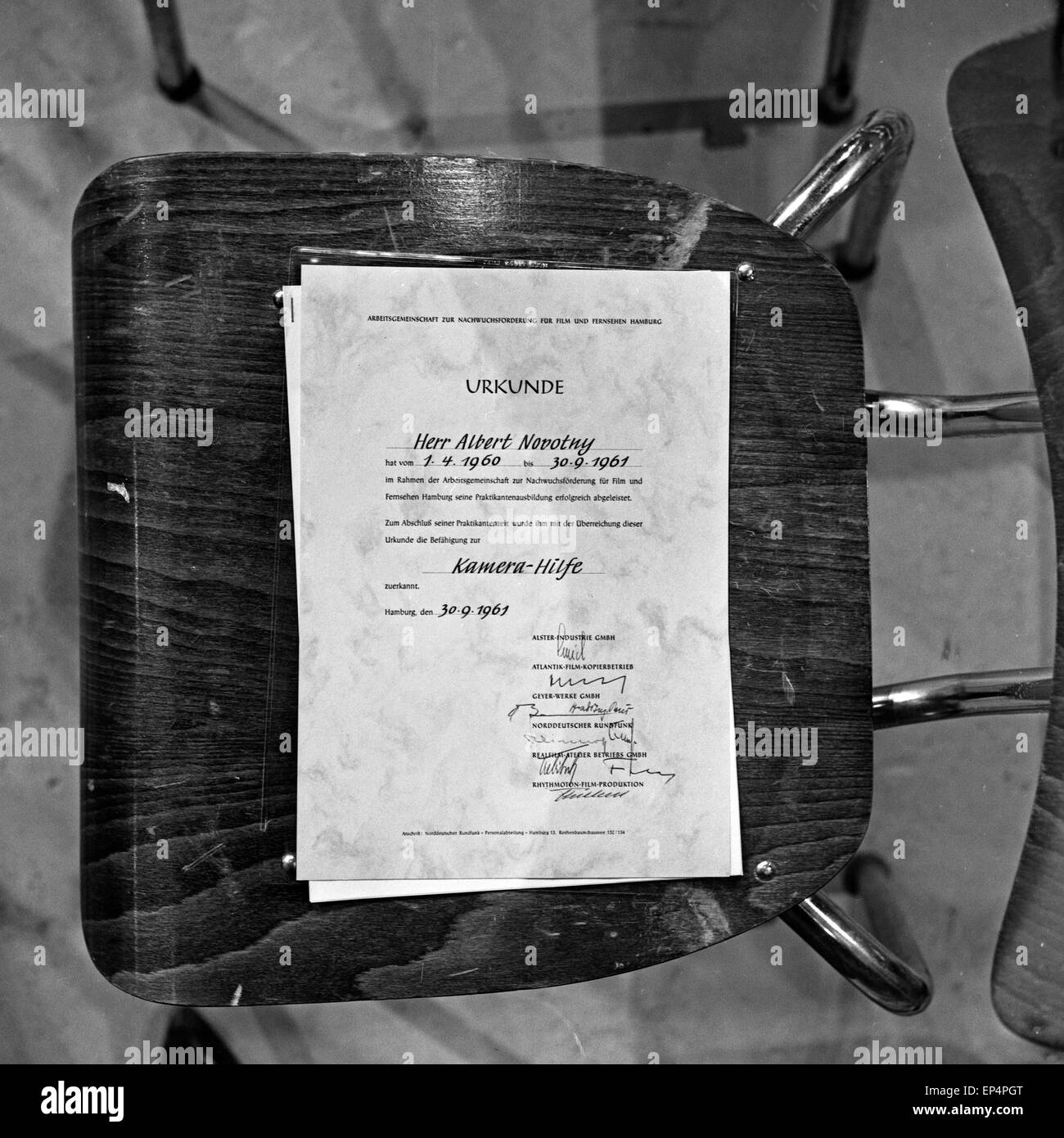 Die Arbeitsgemeinschaft zur Nachwuchsförderung für Film und Fernsehen in  Hamburg stellt Herrn Albert Novotny dieses Praktikumsze Stock Photo - Alamy