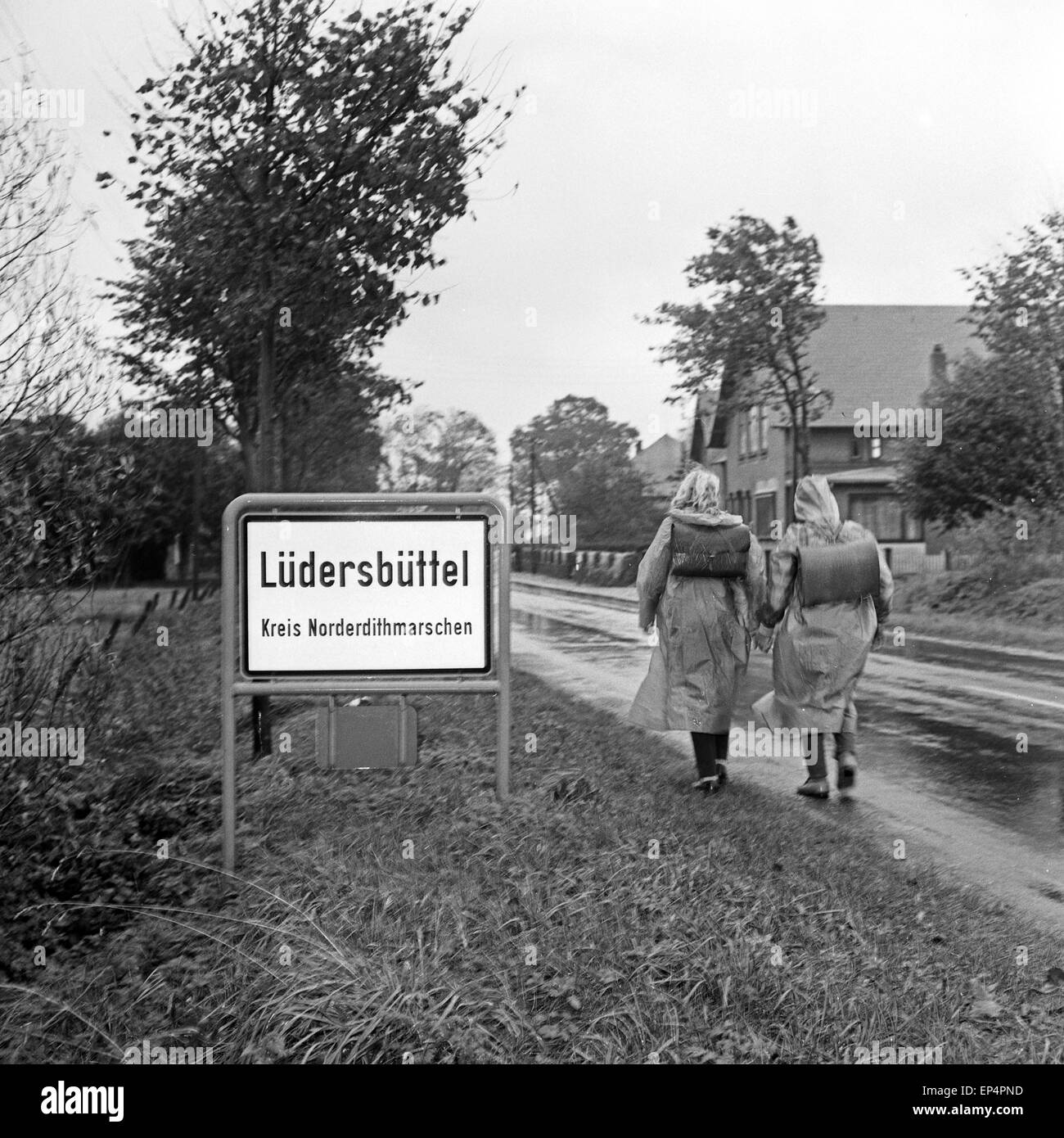 Zwei Kinder in Lüdersbüttel im Kreis Norderdithmarschen in Schleswig Holstein auf dem Weg zur Schule, Deutschland 1960er Jahre. Stock Photo