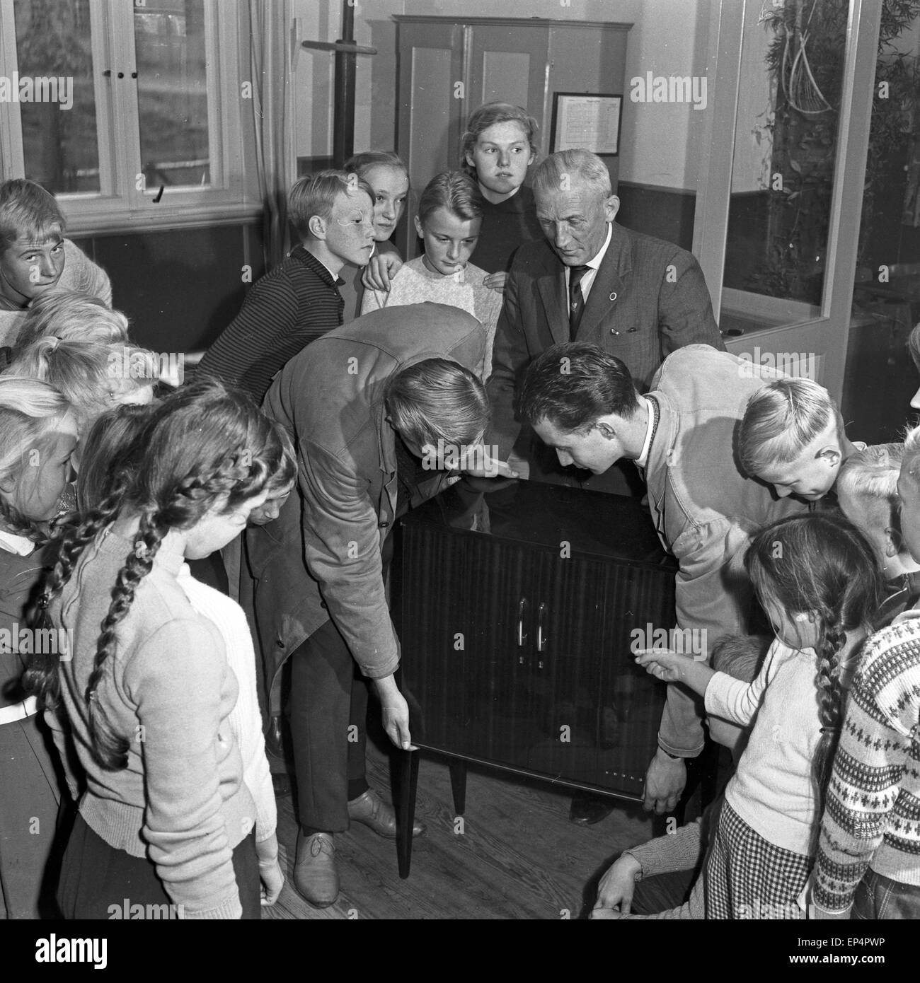 Der neue Fernseher ist angekommen im Schulgebäude in Lüdersbüttel im Kreis Norderdithmarschen in Schleswig Holstein, Deutschland Stock Photo