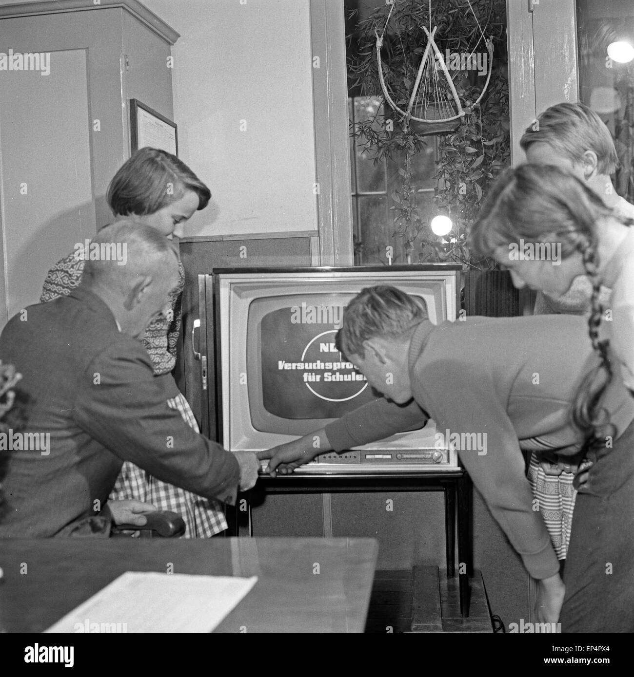 Der neue Fernseher wird in Betrieb genommen im Schulgebäude in Lüdersbüttel im Kreis Norderdithmarschen in Schleswig Holstein, D Stock Photo