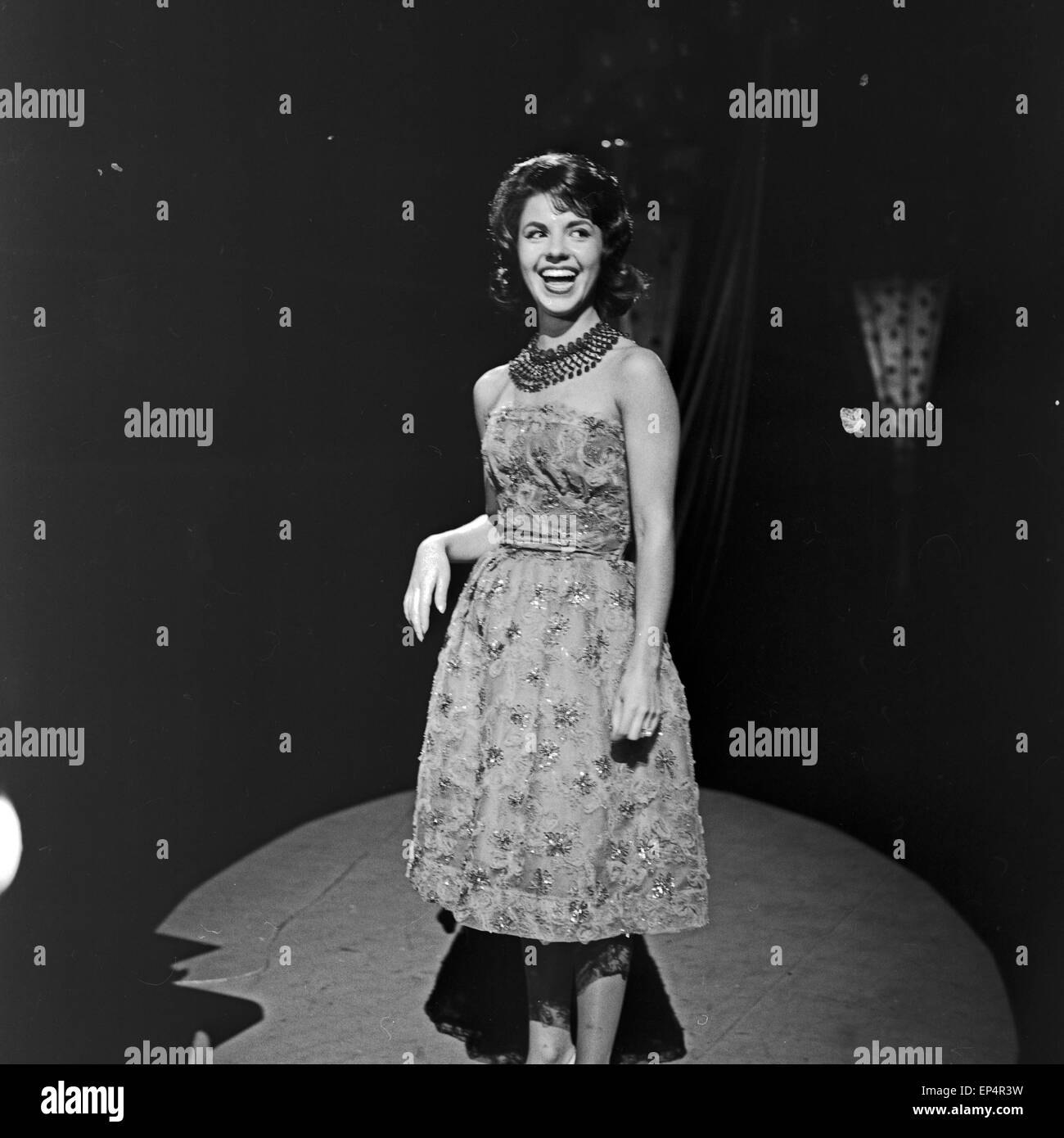 Die große Show zu Silvester 1961/62 des NDR, Gaststar: Sängerin Audrey  Arno, Deutschland 1960er Jahre. The great entertainment Stock Photo - Alamy