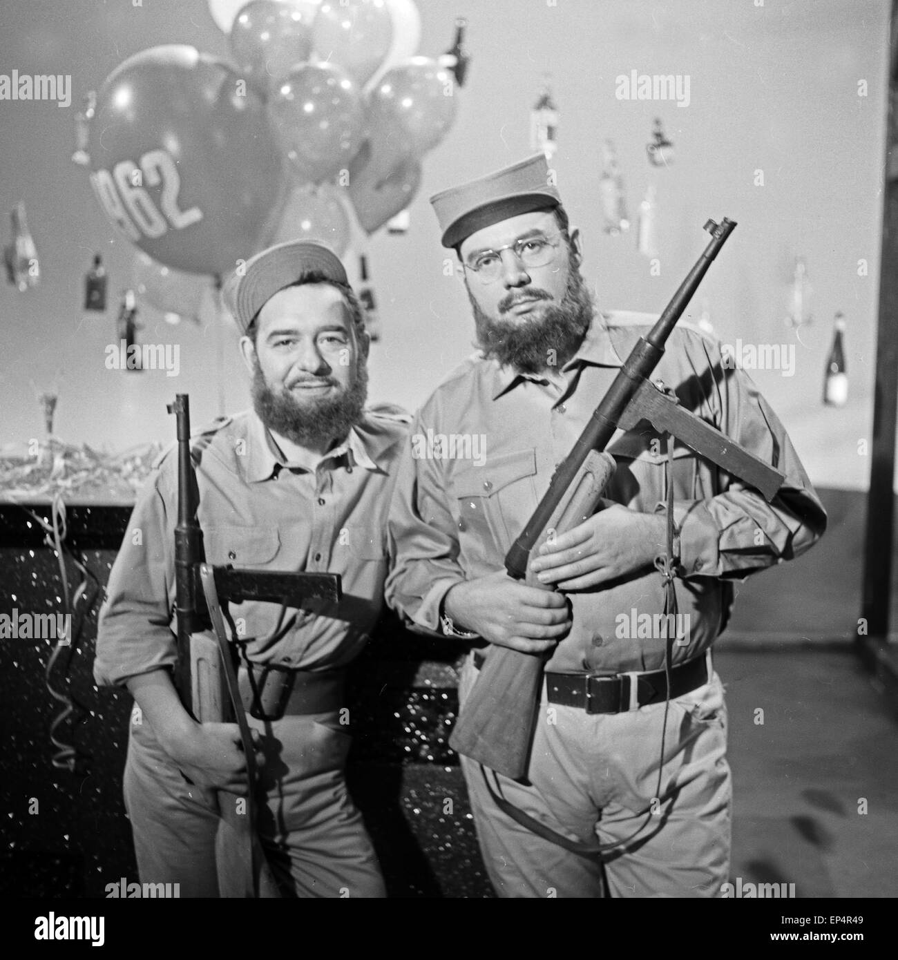 Die große Show zu Silvester 1961/62  des NDR, Sketch: Paul Kuhn und Ralf Bendix in einer Persiflage auf Kuba, Deutschland 1960er Stock Photo