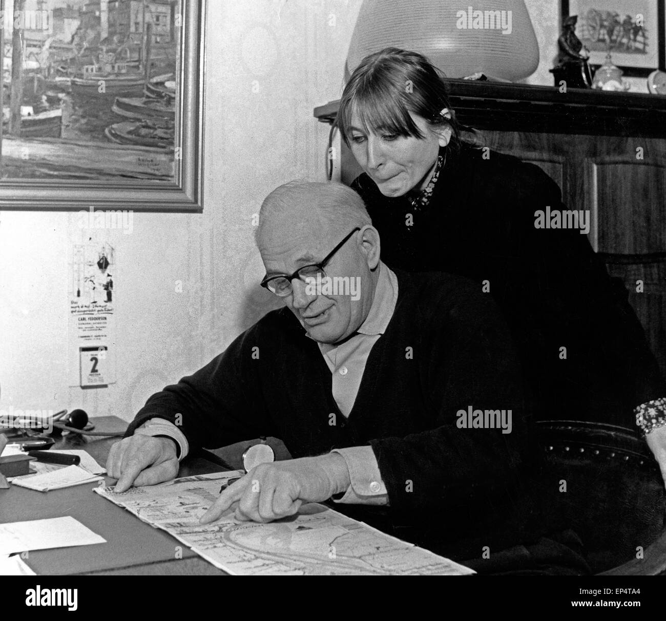 Hamburger Volksschauspielerin Helga Feddersen mit ihrem Vater Carl, Deutschland 1970er Jahre. German actress Helga Feddersen Stock Photo