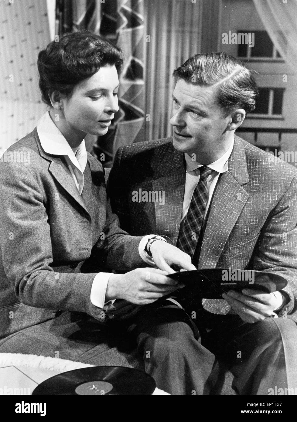 Deutsch schweizerische Schauspielerin Agnes Fink mit Max Eckard, Deutschland 1960er Jahre. German Swiss actress Agnes Fink w Stock Photo