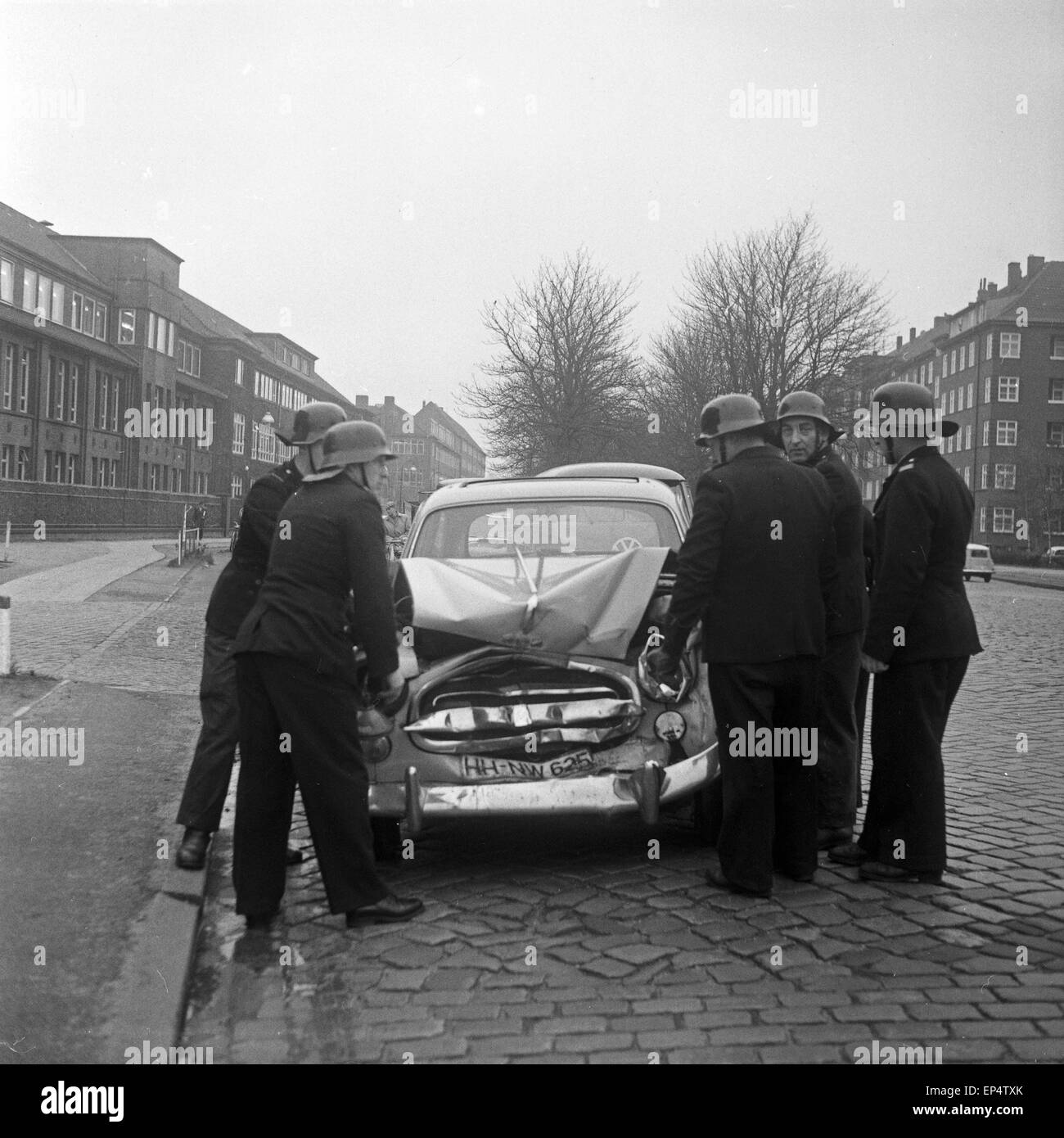 Ein Peugeot 403 mit Totalschaden nach einem Verkehrsunfall, Deutschland 1960er Jahre. A Peugeot 403 car after a traffic accident Stock Photo