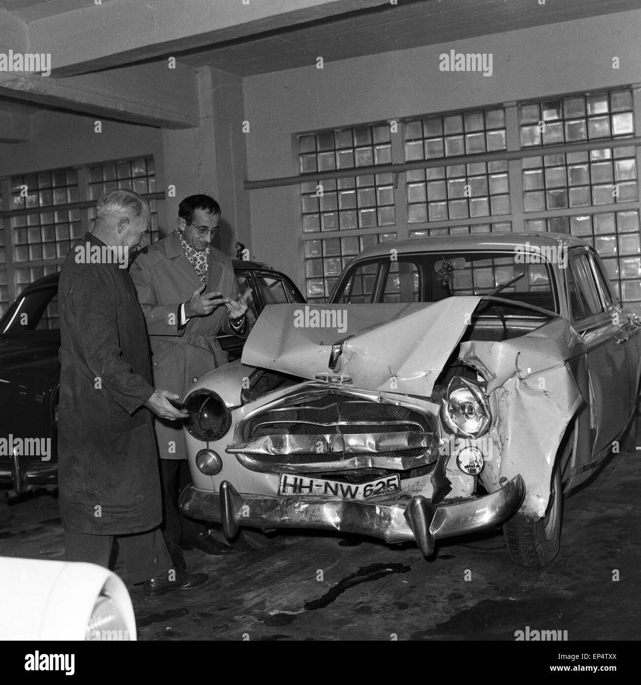 Ein Peugeot 403 mit Totalschaden nach einem Verkehrsunfall, Deutschland 1960er Jahre. A Peugeot 403 car after a traffic accident Stock Photo