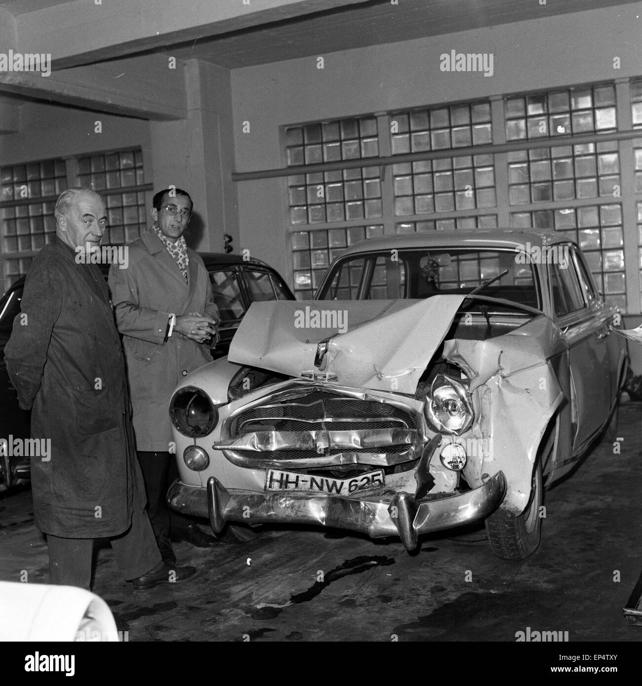 Ein Peugeot 403 mit Totalschaden nach einem Verkehrsunfall, Deutschland 1960er Jahre. A Peugeot 403 car after a traffic accident Stock Photo