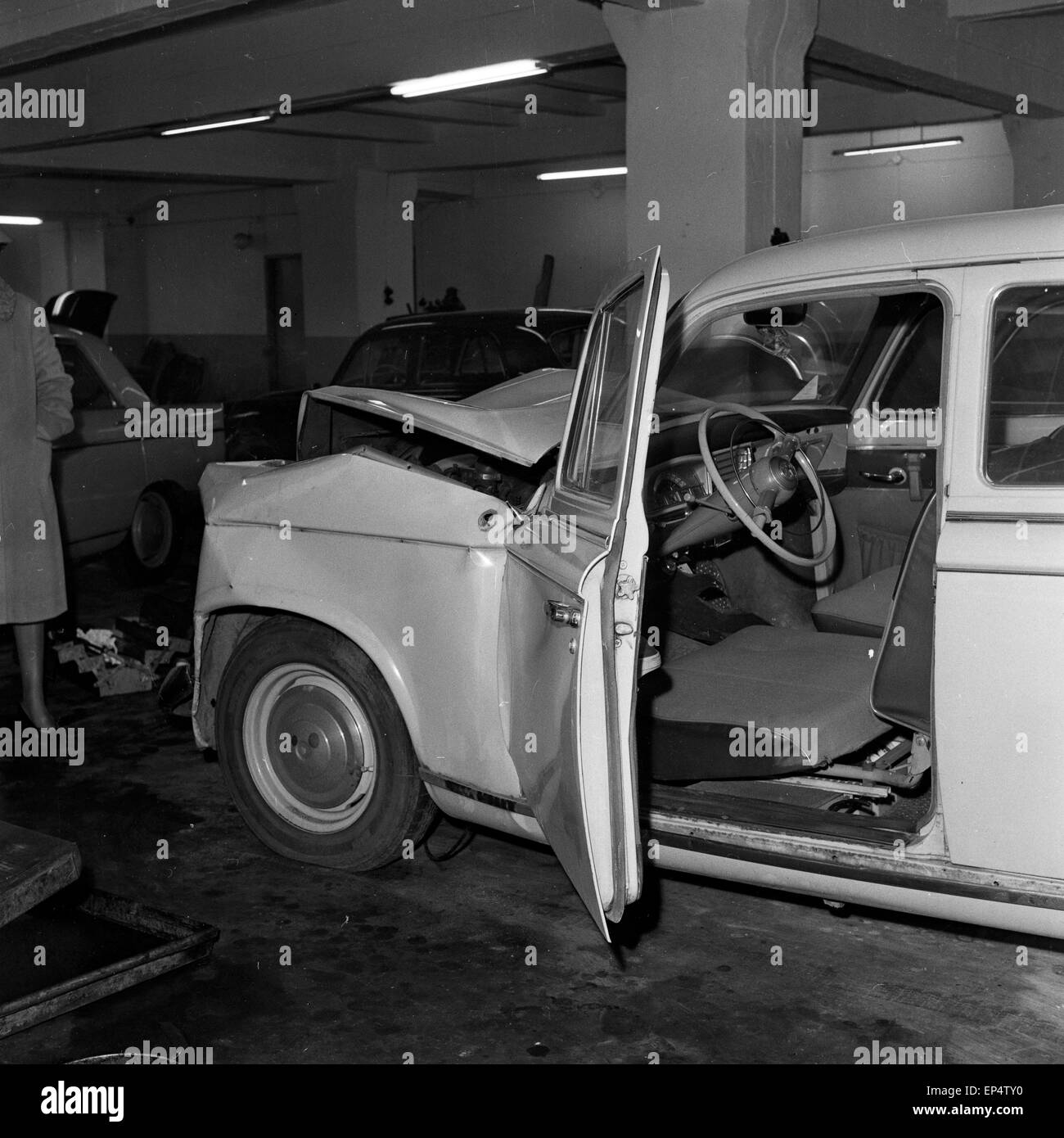 Ein Peugeot 403 mit Totalschaden nach einem Verkehrsunfall, Deutschland 1960er Jahre. A Peugeot 403 car after a traffic accident Stock Photo