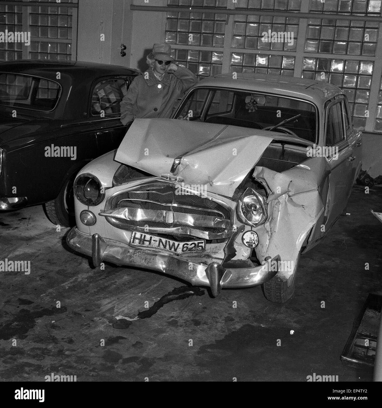 Ein Peugeot 403 mit Totalschaden nach einem Verkehrsunfall, Deutschland 1960er Jahre. A Peugeot 403 car after a traffic accident Stock Photo