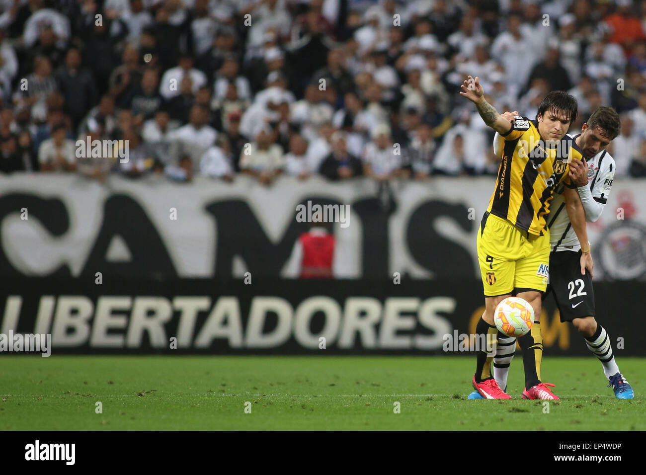 (150514) -- SAO PAULO, May 14, 2015 (Xinhua) -- Corinthians' Felipe Monteiro (R) vies for the ball with Federico Santander (L) of Guaranithe during a match of the Libertadores Cup 2015 held in the Arena Corinthians Stadium in Sao Paulo, Brazil, May 13, 2015. Guarani won the match 1-0. (Xinhua/Rahel Patrasso) (rtg) Stock Photo