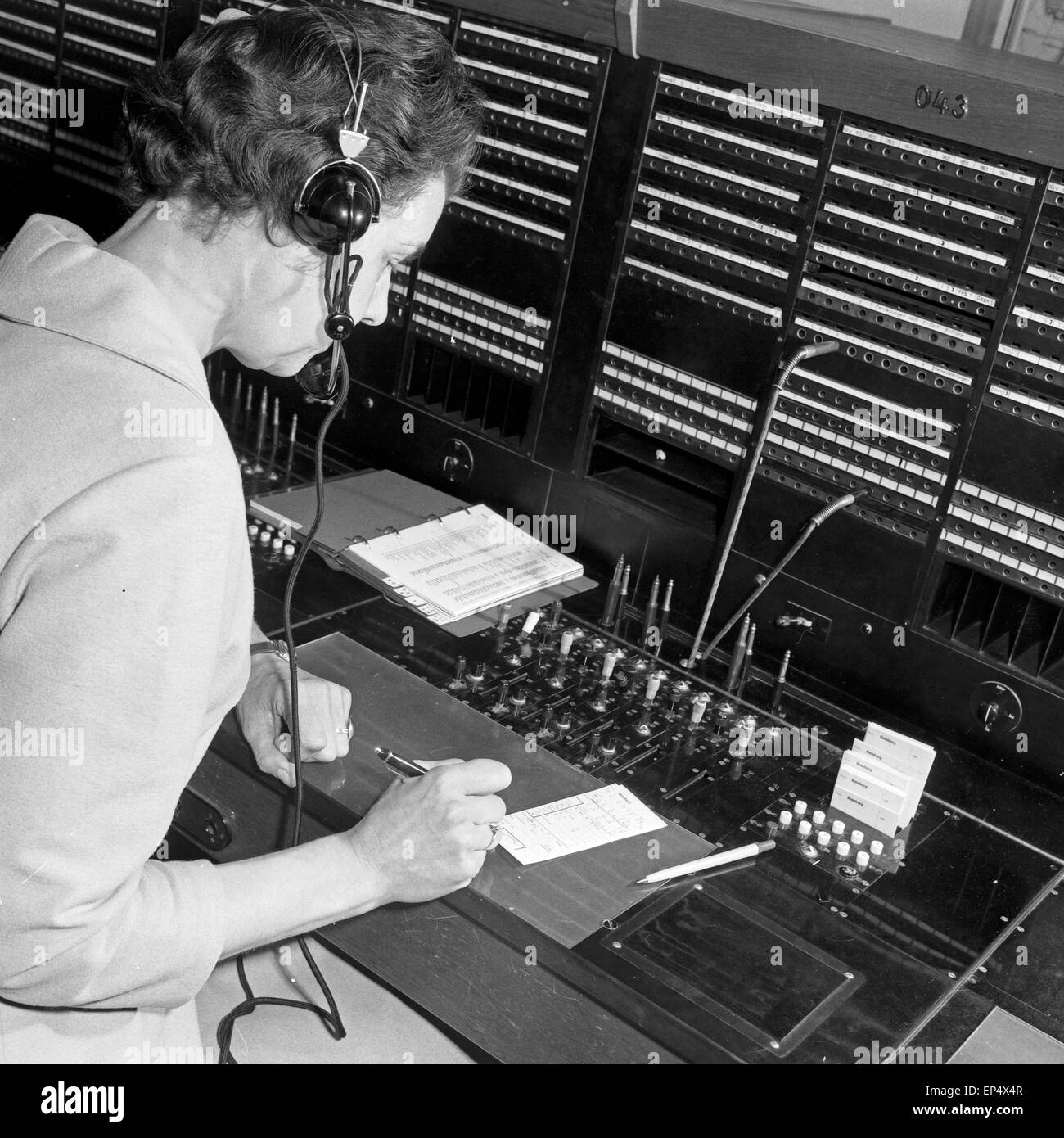 Bildreportage über den Arbeitsalltag Deutschern Bundespost, Deutschland 1960er Jahre. Photo coverage about every day work at Stock Photo