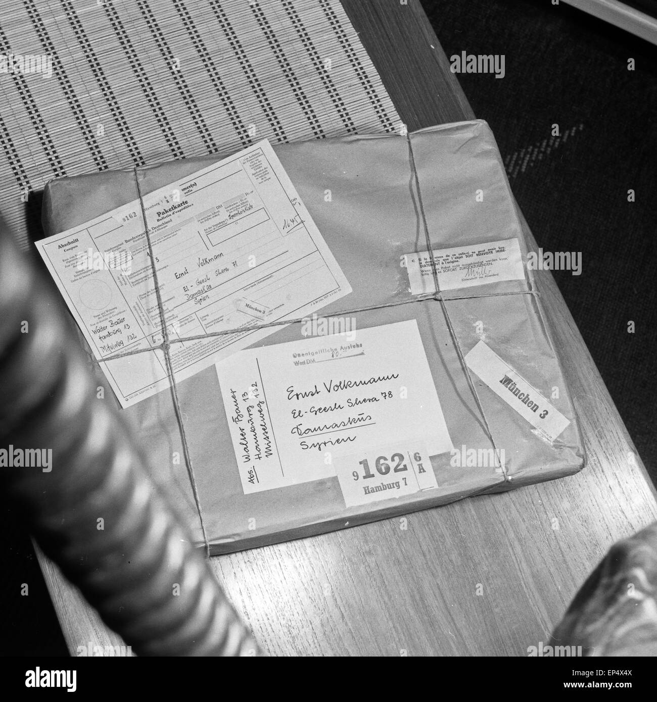 Bildreportage über den Arbeitsalltag Deutschern Bundespost: Paket nach Syrien, Deutschland 1960er Jahre. Photo coverage about Stock Photo